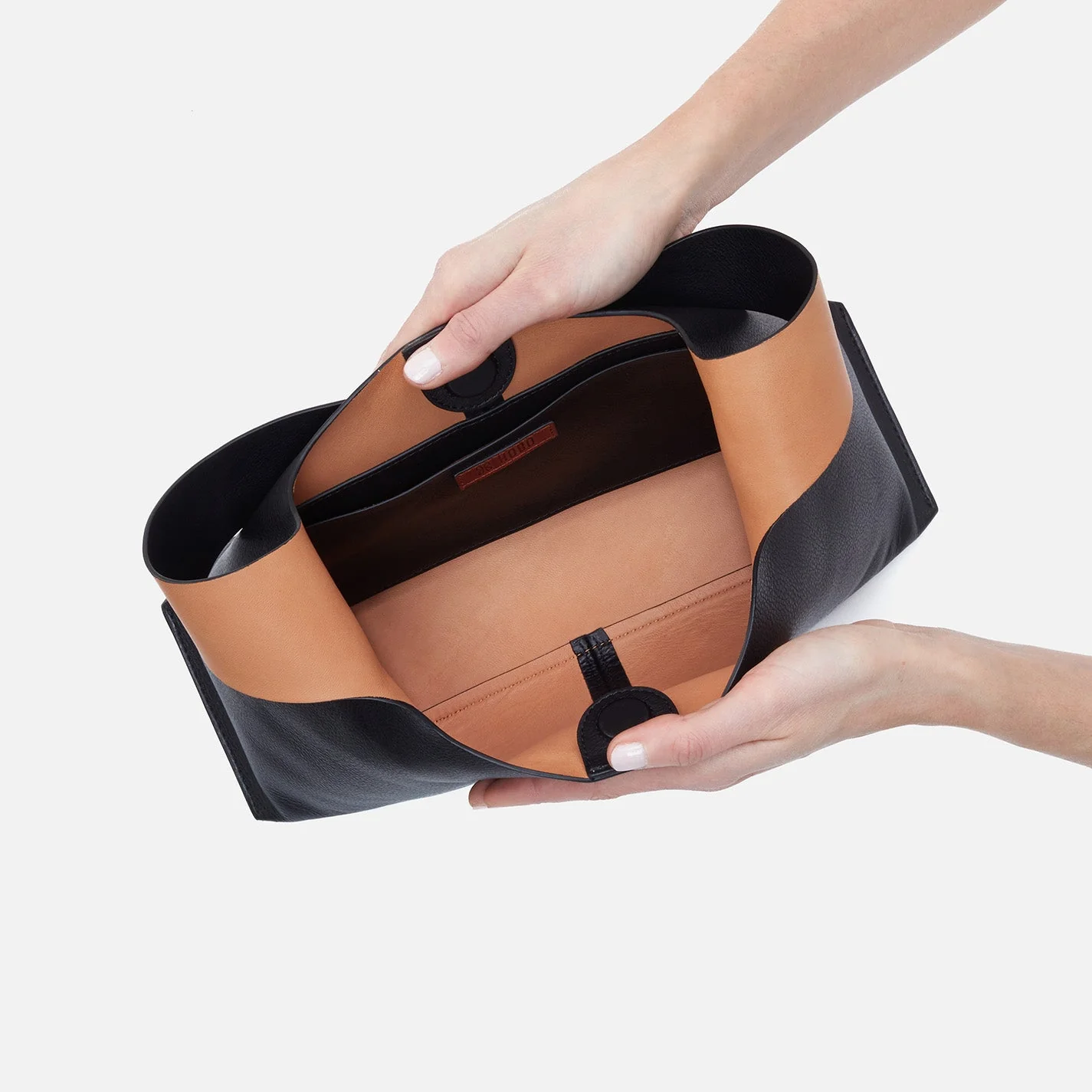 Joni Shoulder Bag in Veg Tanned Leather - Black Cognac