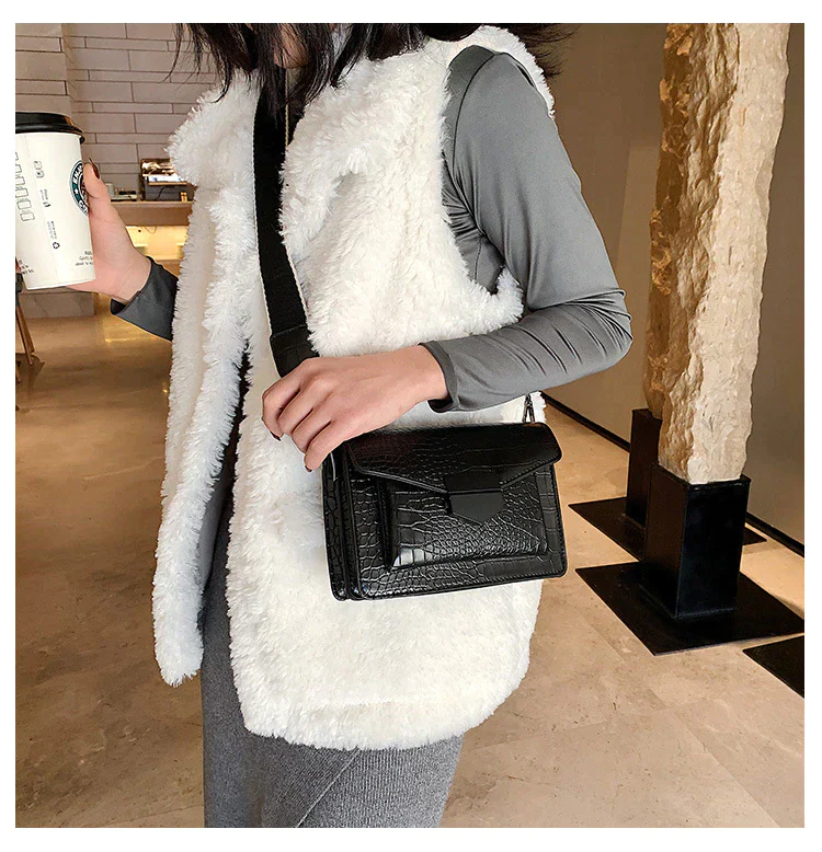 Ladies messenger bag with front pocket