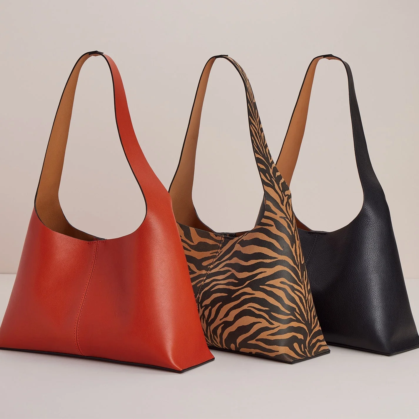 Joni Shoulder Bag in Veg Tanned Leather - Black Cognac