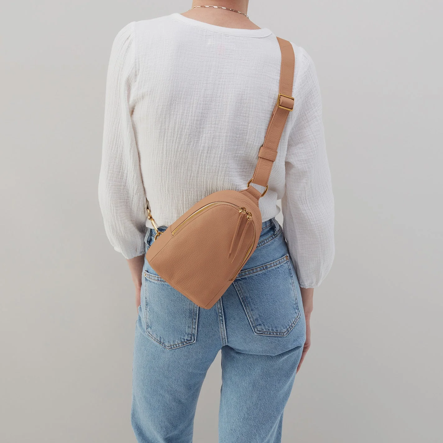 Fern Sling in Pebbled Leather - Sandstorm- Black