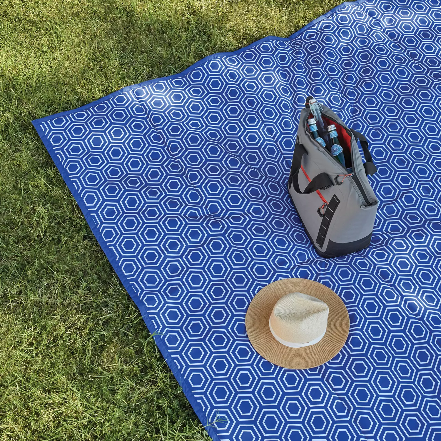 Member-s Mark Oversized 8′ x 8′ Outdoor Blanket. Bright Blue