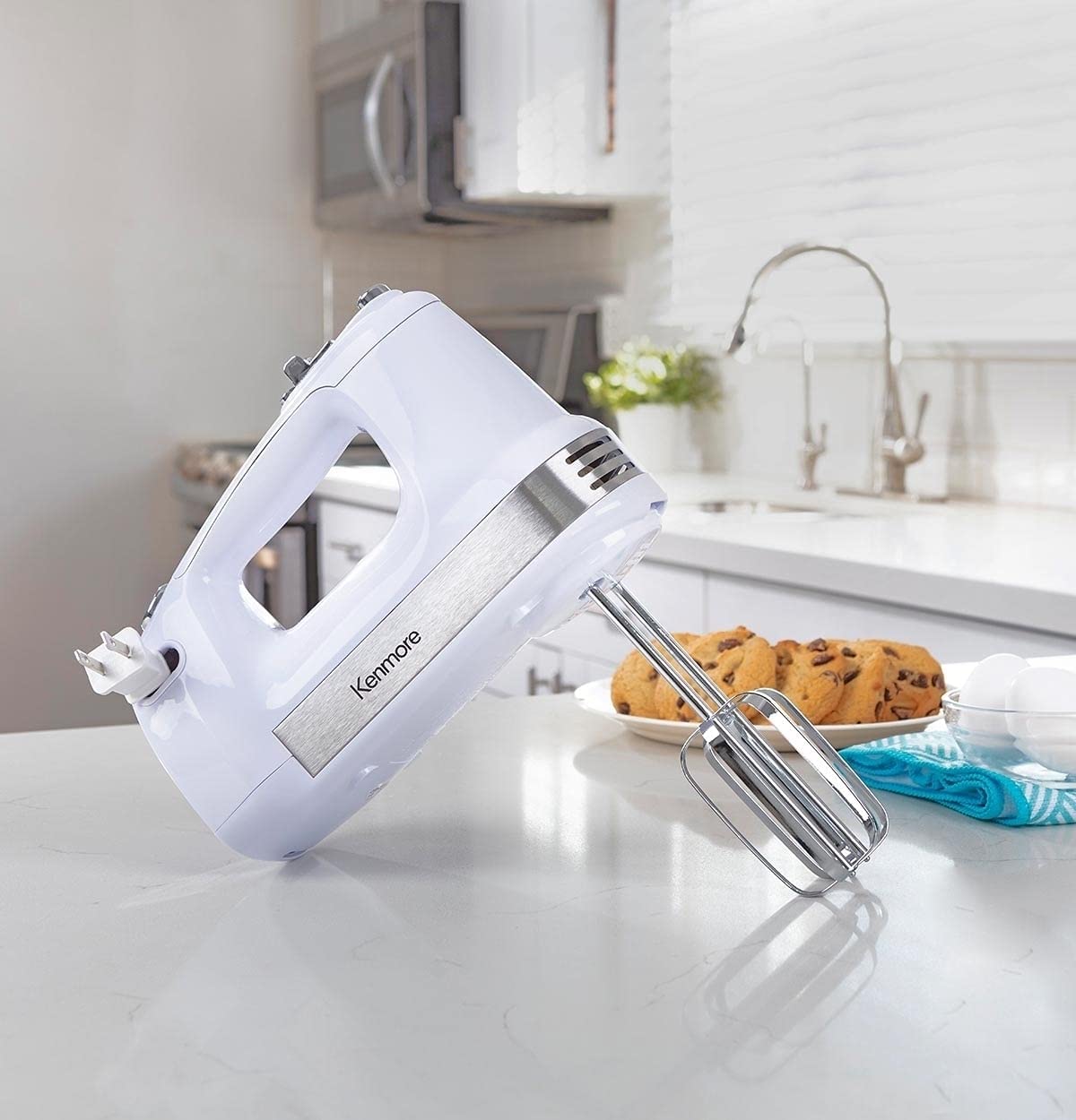 Kenmore 5-Speed Hand Mixer Beater Blender. 250 Watts. with Beaters. Dough Hooks. Liquid Blending Rod. Automatic Cord Retract. Burst Control. and Clip-On Accessory Storage
