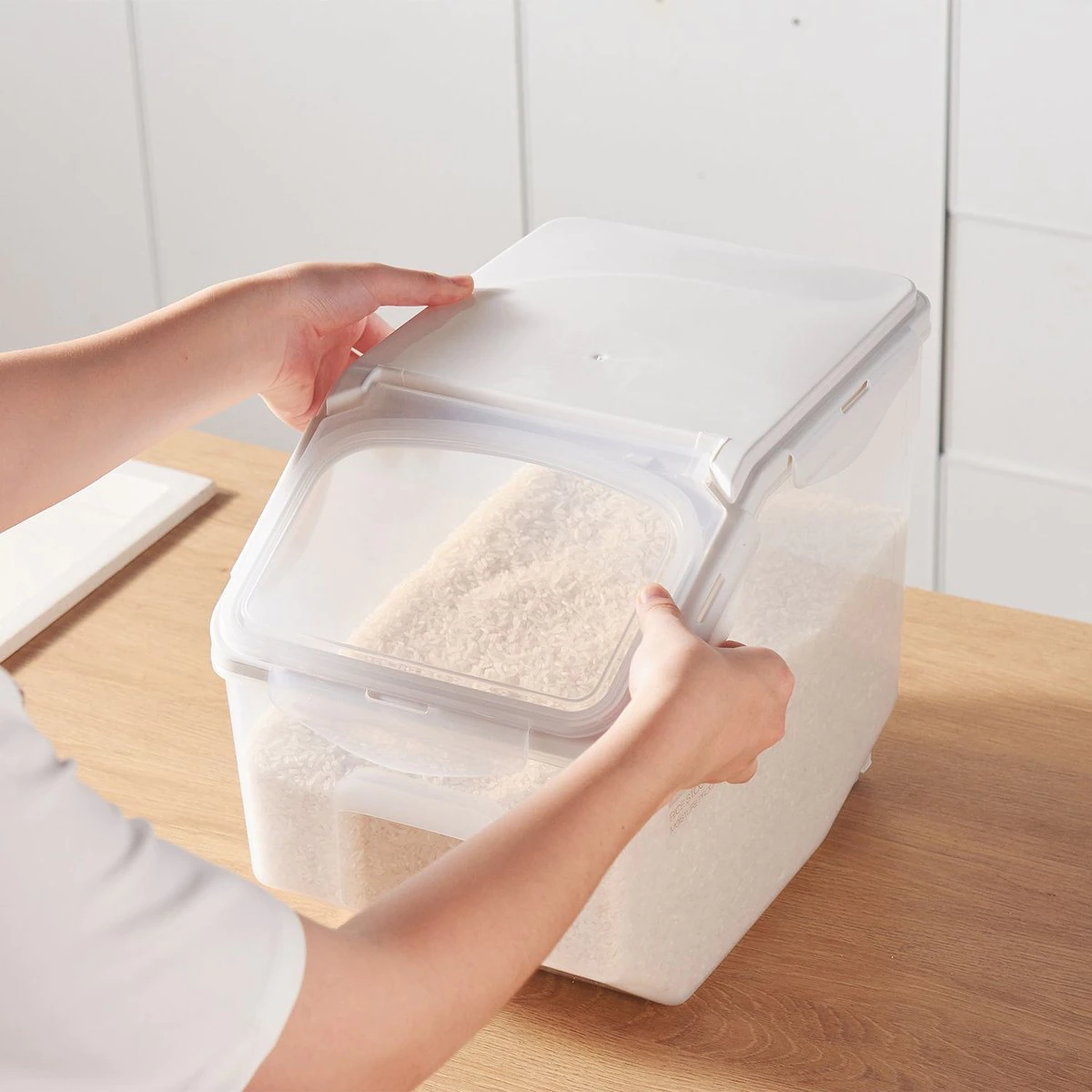 HANAMYA BPA Free Pet Food Storage Container & Measuring Cup 15lbs. White