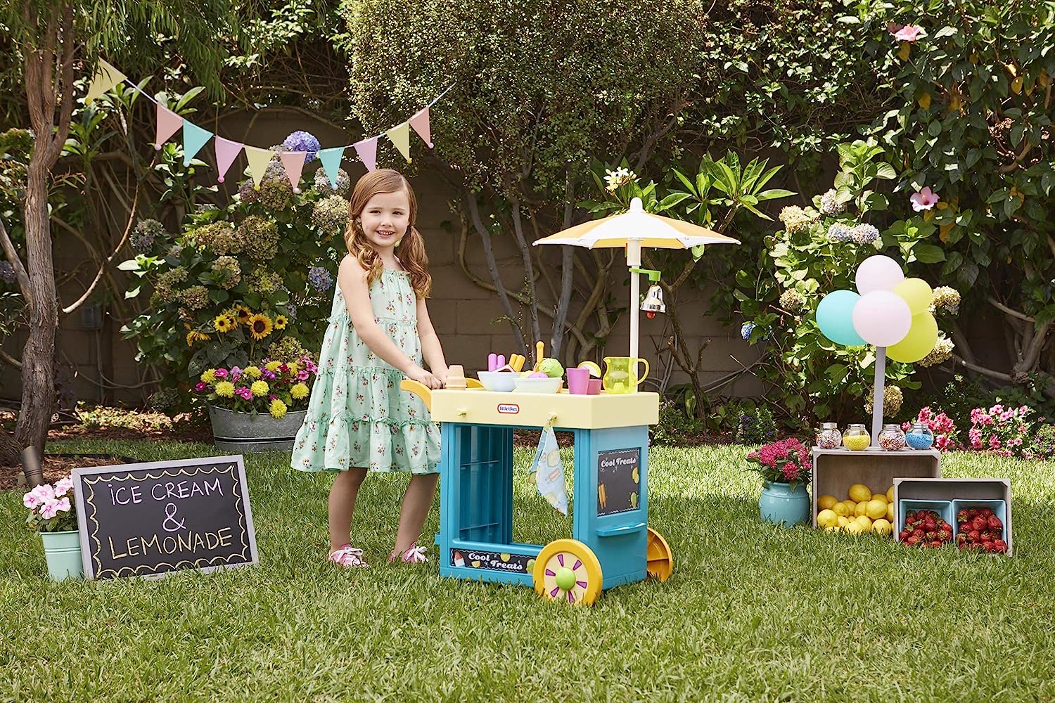 Little Tikes 2-in-1 Lemonade and Ice Cream Stand with 25 Accessories and Chalkboard For Kids Ages 2 plus