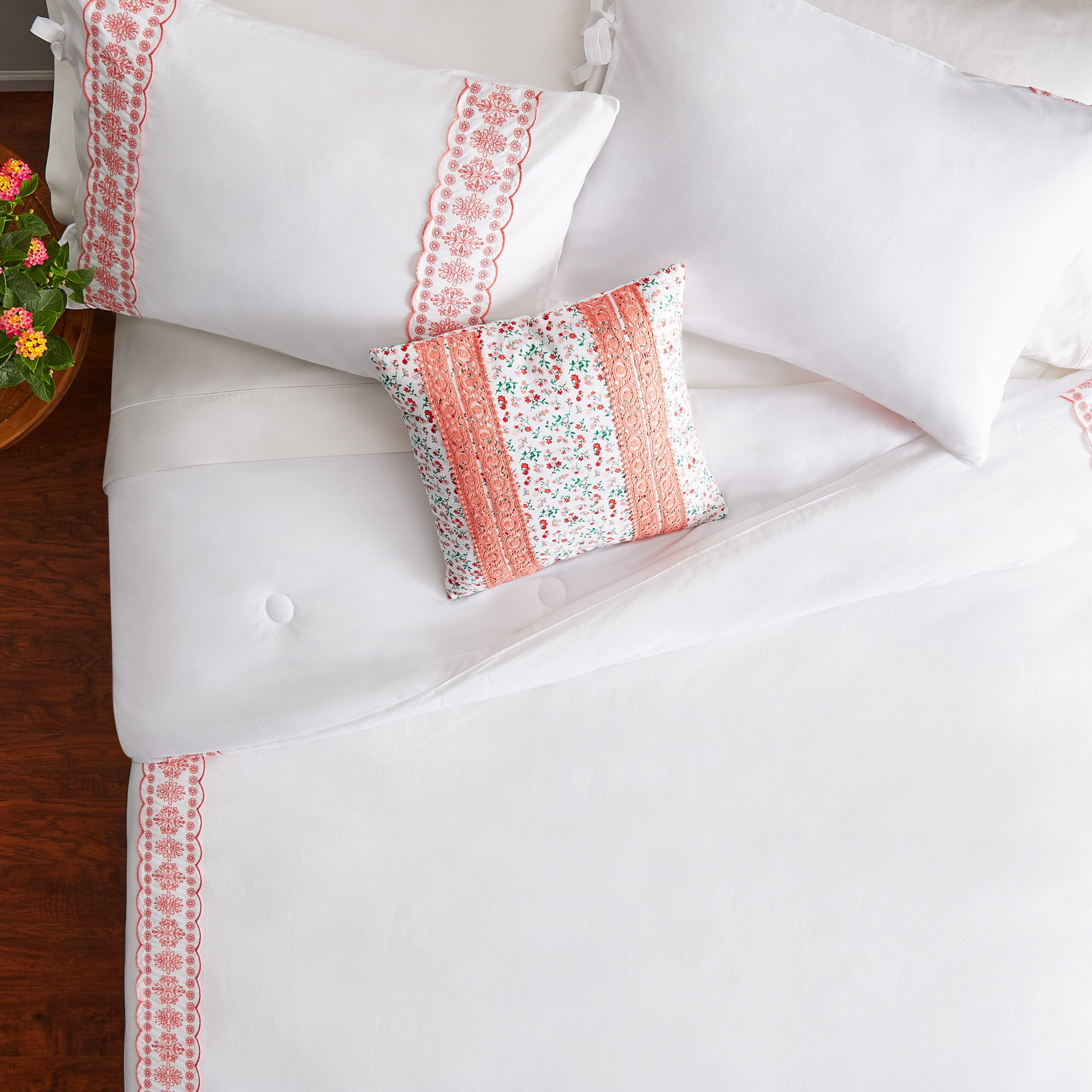 The Pioneer Woman White Cotton Eyelet 4-Piece Comforter Set. Full / Queen