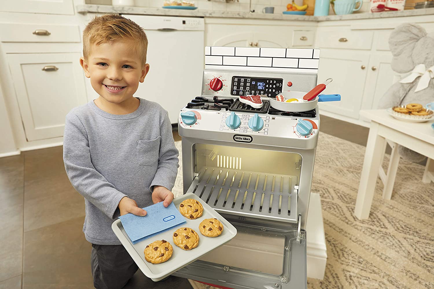 Little Tikes First Oven Realistic Pretend Play Appliance for Kids. Play Kitchen with 11 Accessories and Realistic Cooking Sounds. Unique Toy Multi-Color. Ages 2+