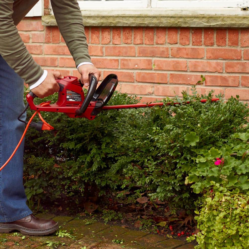 Toro 51490 22 in. 4.0-Amp Electric Corded Hedge Trimmer. Gripped Handle with Dual Action Blades