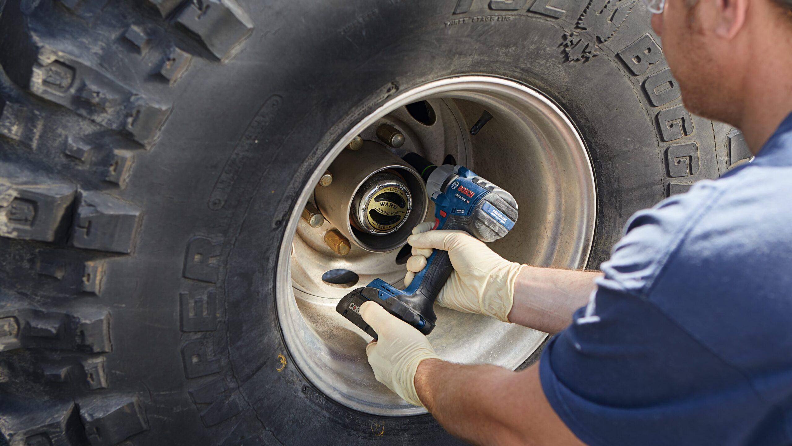 Bosch Variable Speed Brushless 1/2-in square Drive Cordless Impact Wrench (Yes (2 Batteries)