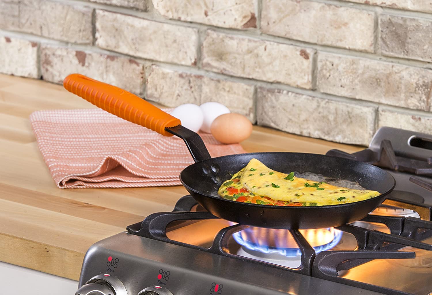 Lodge CRS10HH61 10 Inch Seasoned Carbon Steel Skillet with Silicone Handle Holder