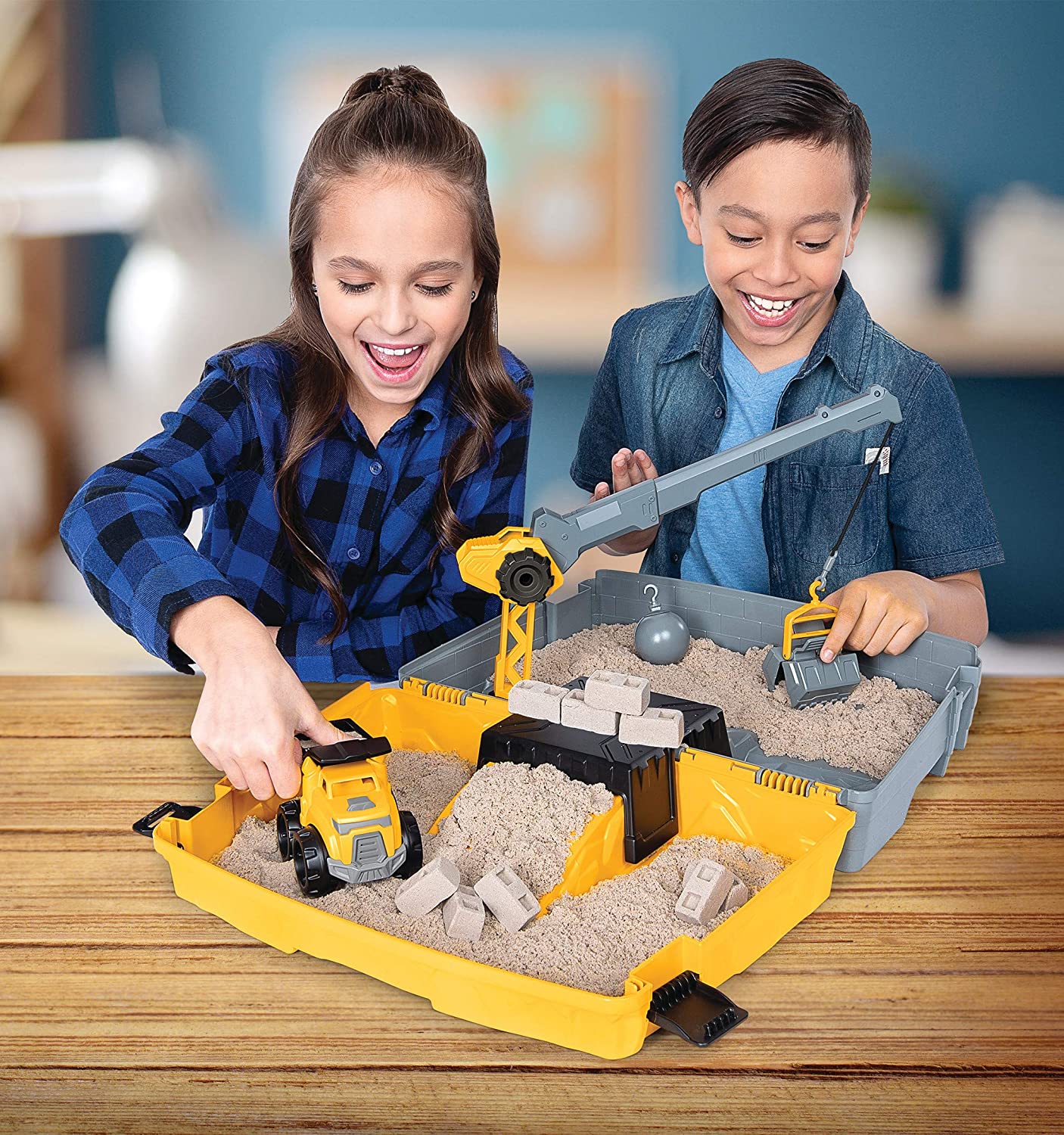 Kinetic Sand. Construction Site Folding Sandbox with Toy Truck and 2lbs of Play Sand. Sensory Toys for Kids Ages 3 and up