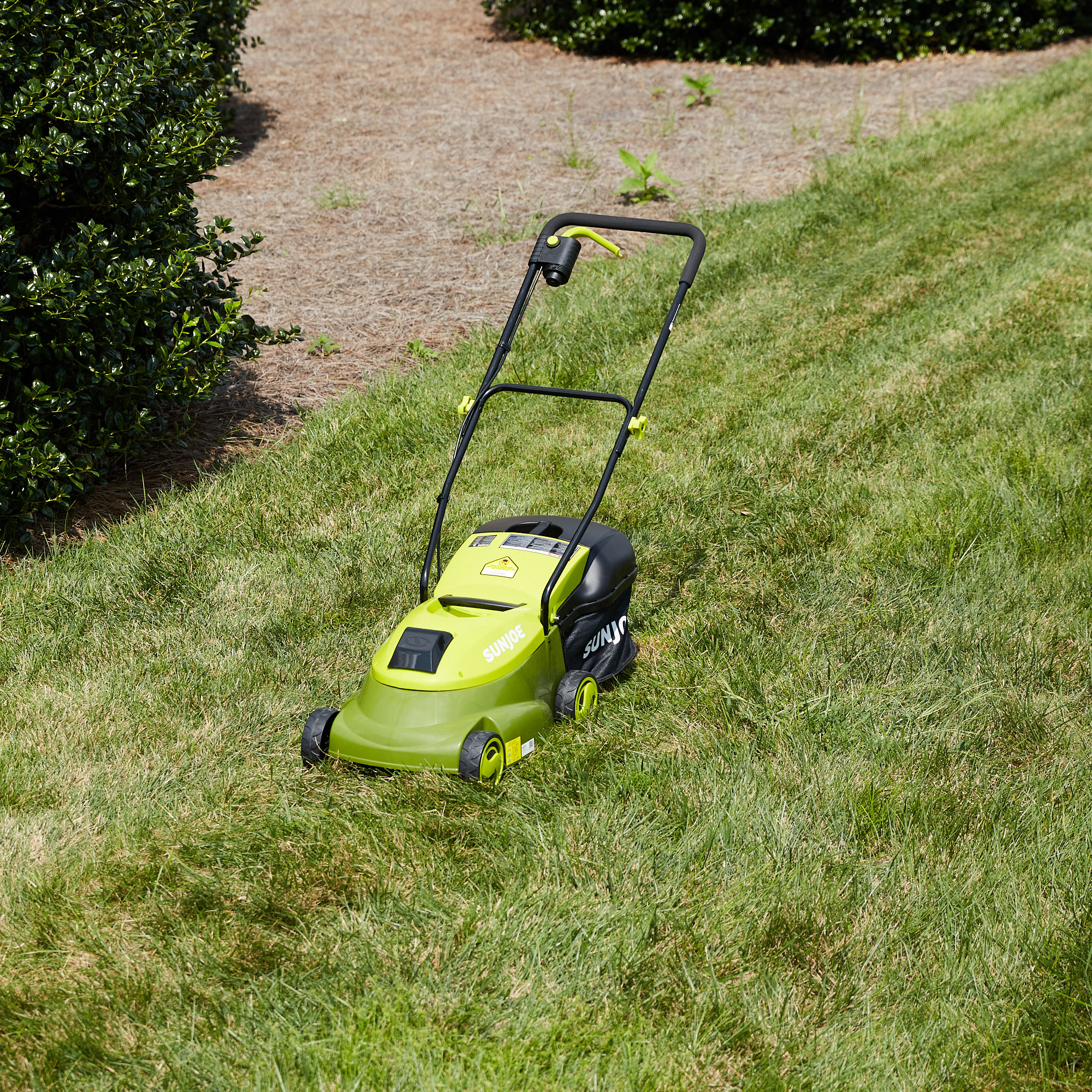 Sun Joe MJ401C 28-volt 14-in Cordless Electric Lawn Mower 4 Ah (Battery & Charger Included)
