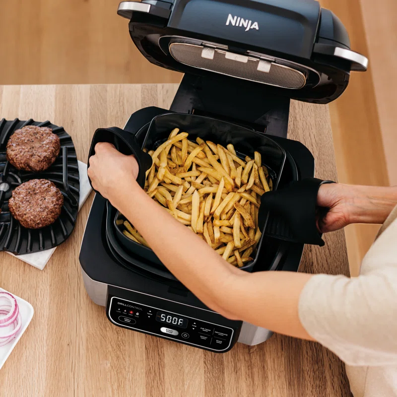 Ninja AG302 Foodi 5-in-1 4-qt. Air Fryer. Roast. Bake. Dehydrate Indoor Electric Grill Black and Silver