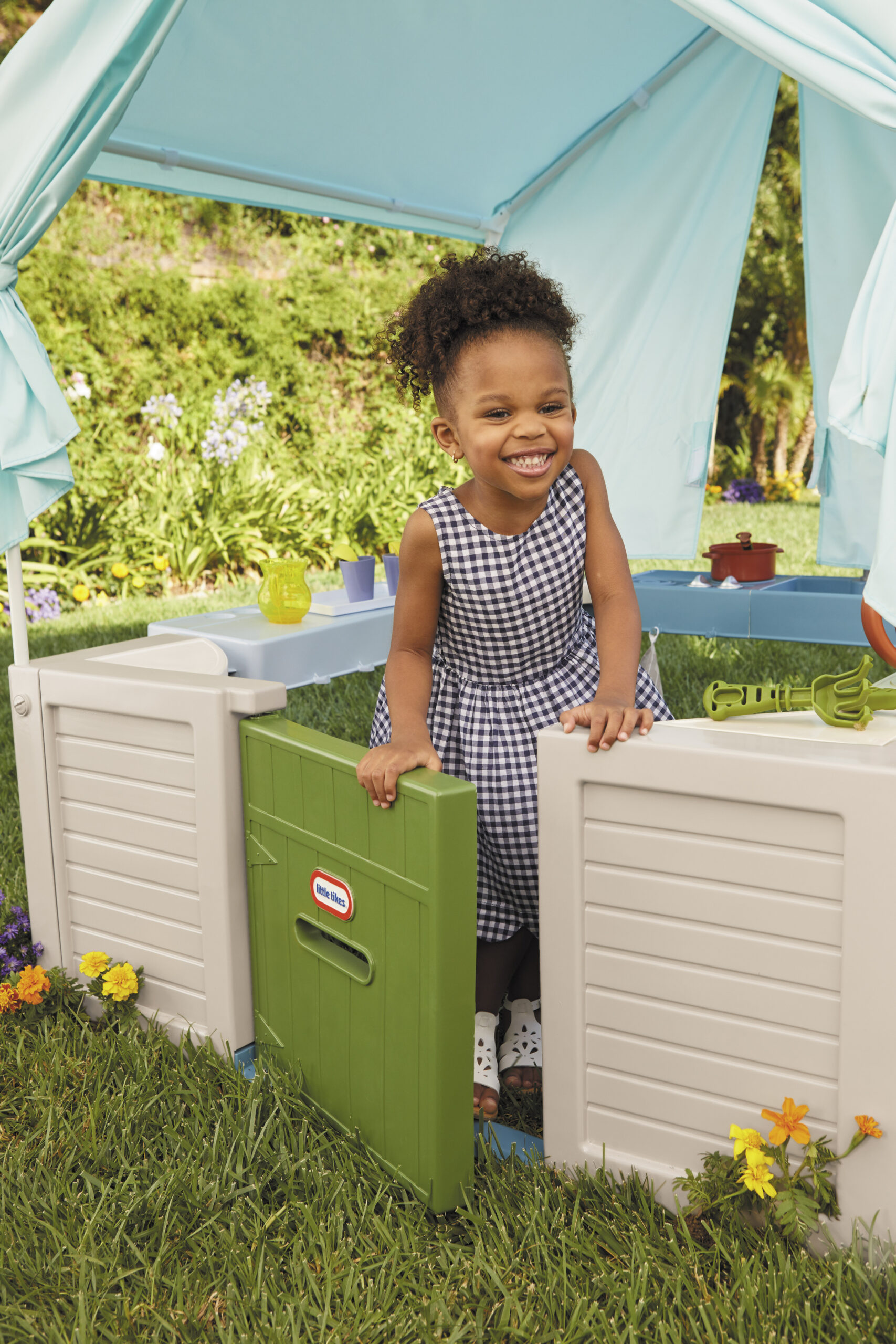 Little Tikes Backyard Bungalow Role-Play Playhouse with Kitchen. Garden. & Canopy
