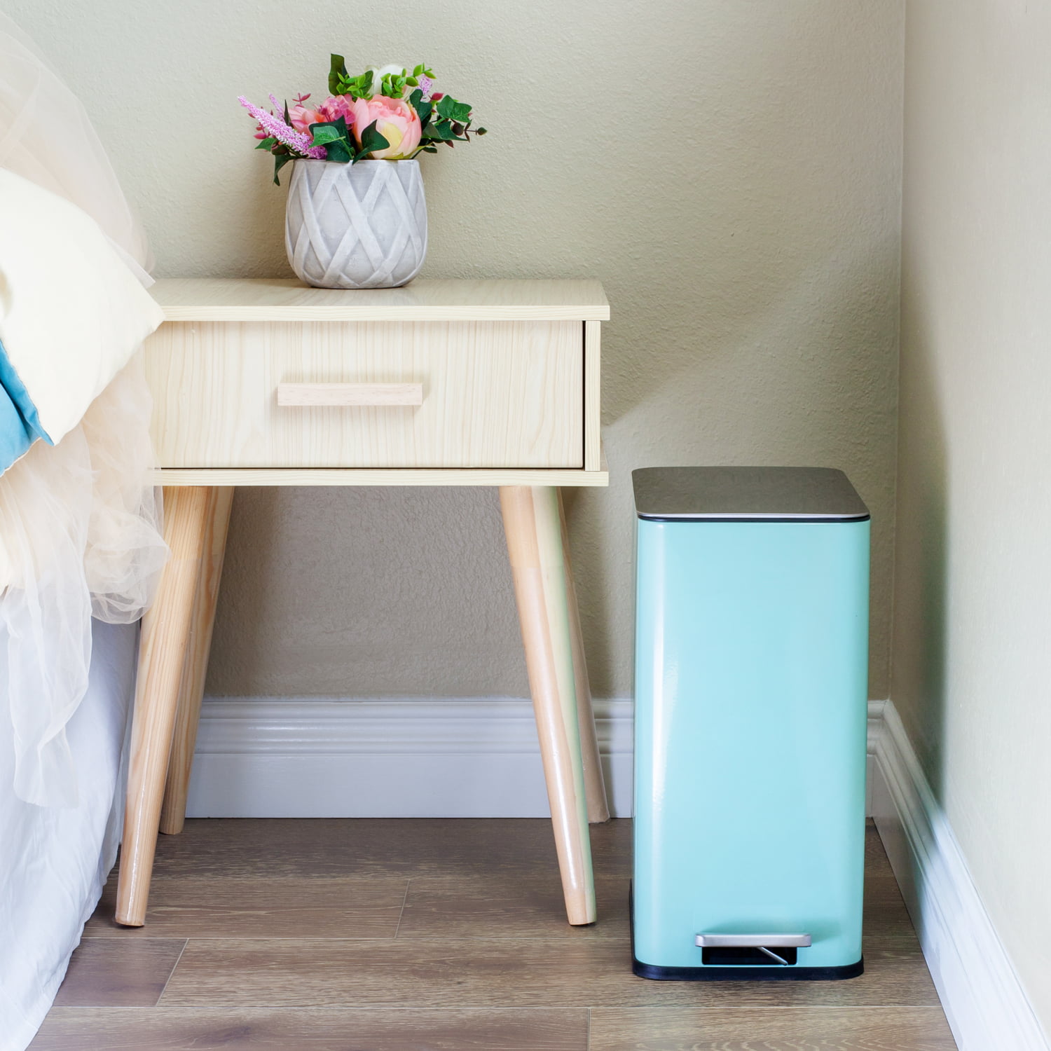 Qualiazero 2.6 Gallon Trash Can. Stainless Steel Step On Bathroom Trash Can. Light Blue