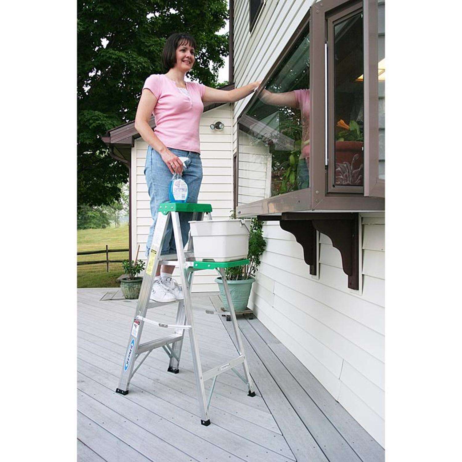 Werner 4 ft. H Aluminum Step Ladder Type II 225 lb. capacity