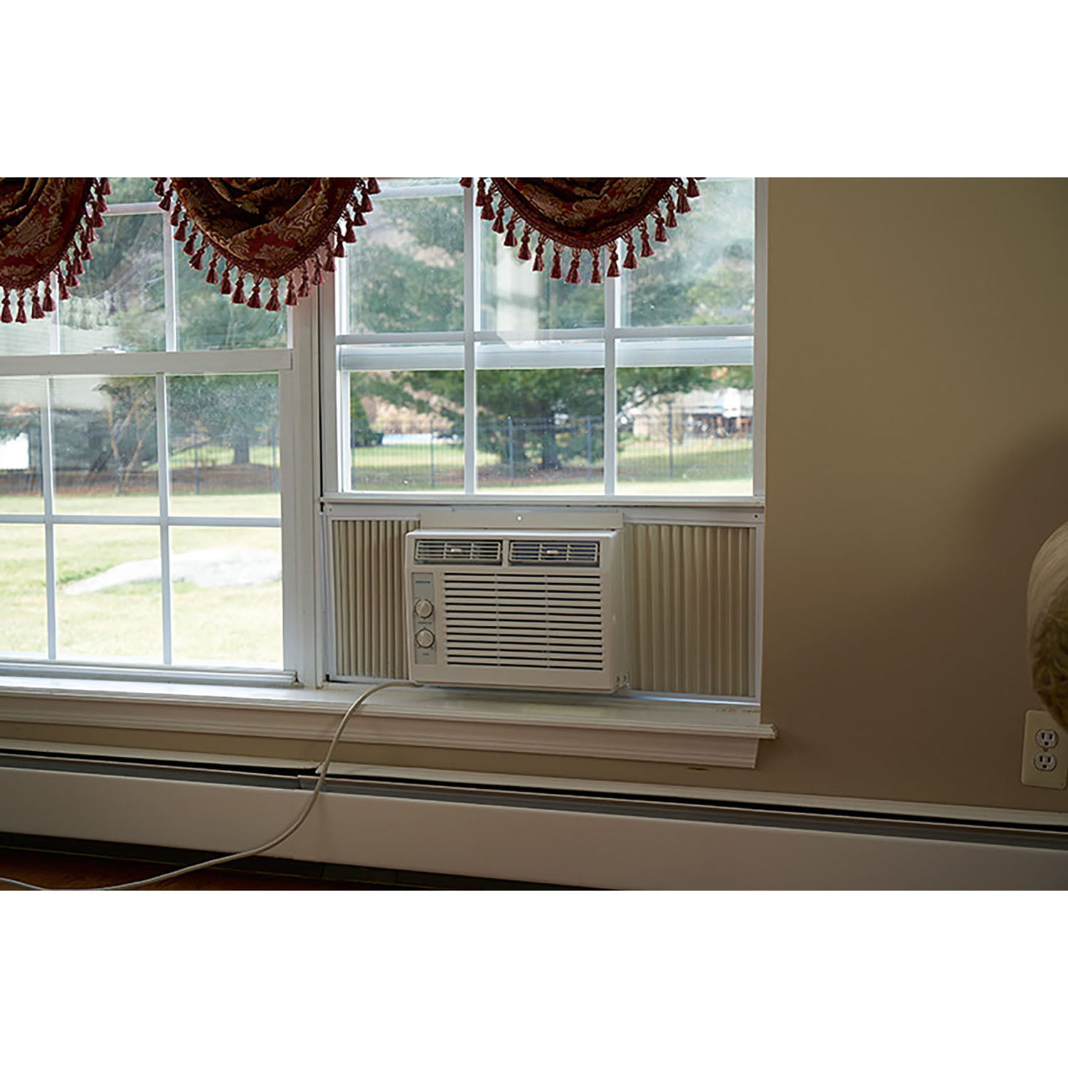 Emerson Quiet Kool 5.000 BTU 115-Volt Window Air Conditioner. White. EARC5MD1