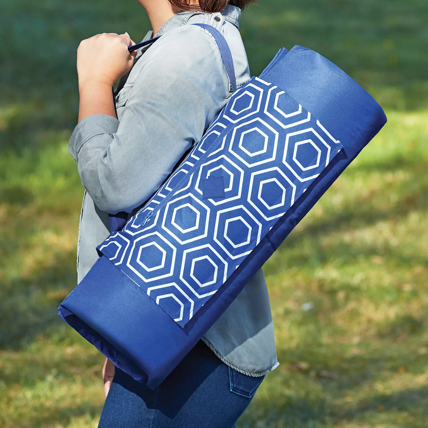 Member-s Mark Oversized 8′ x 8′ Outdoor Blanket. Bright Blue