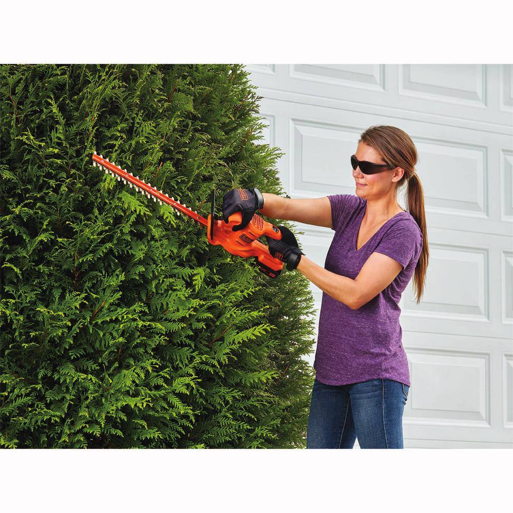 BLACK+DECKER LHT218C1 20V MAX Cordless Battery Powered Hedge Trimmer Kit with (1) 1.5Ah Battery & Charger
