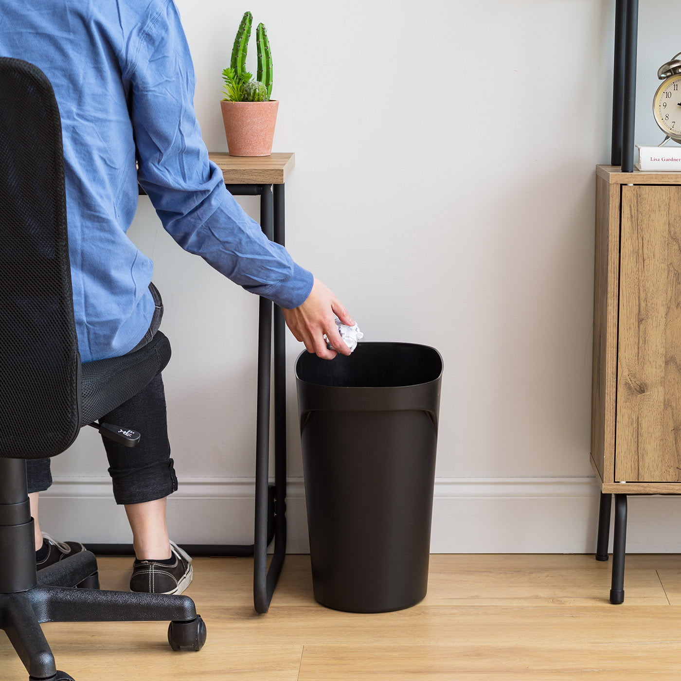 IRIS USA Plastic Trash-Can Wastebasket for Bathroom-Kitchen-Bedroom. 6 Gallon. Black. 2 Pack