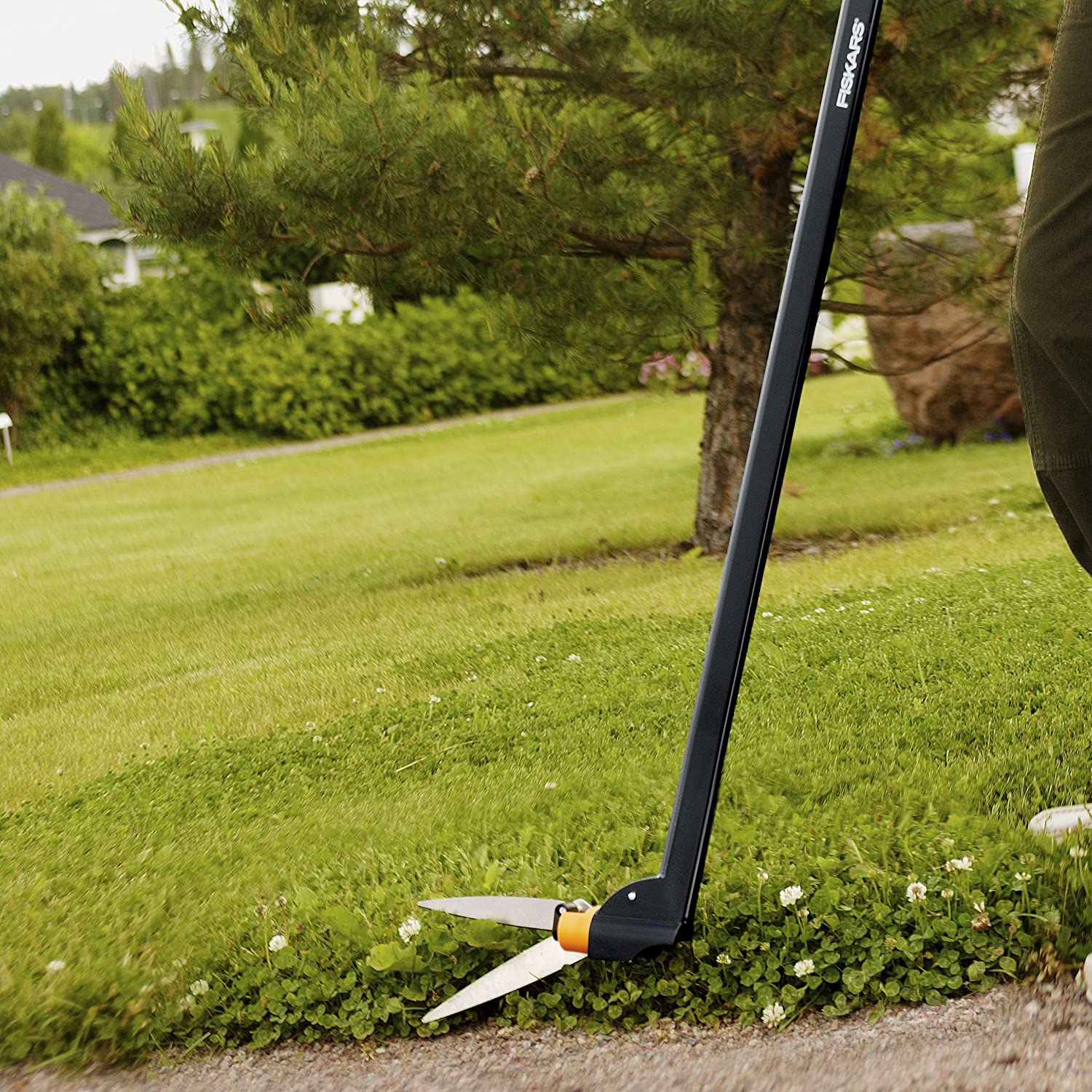 Fiskars 92107935J 36 Inch Long-Handle Swivel Rotating Grass Shears. Black/Orange