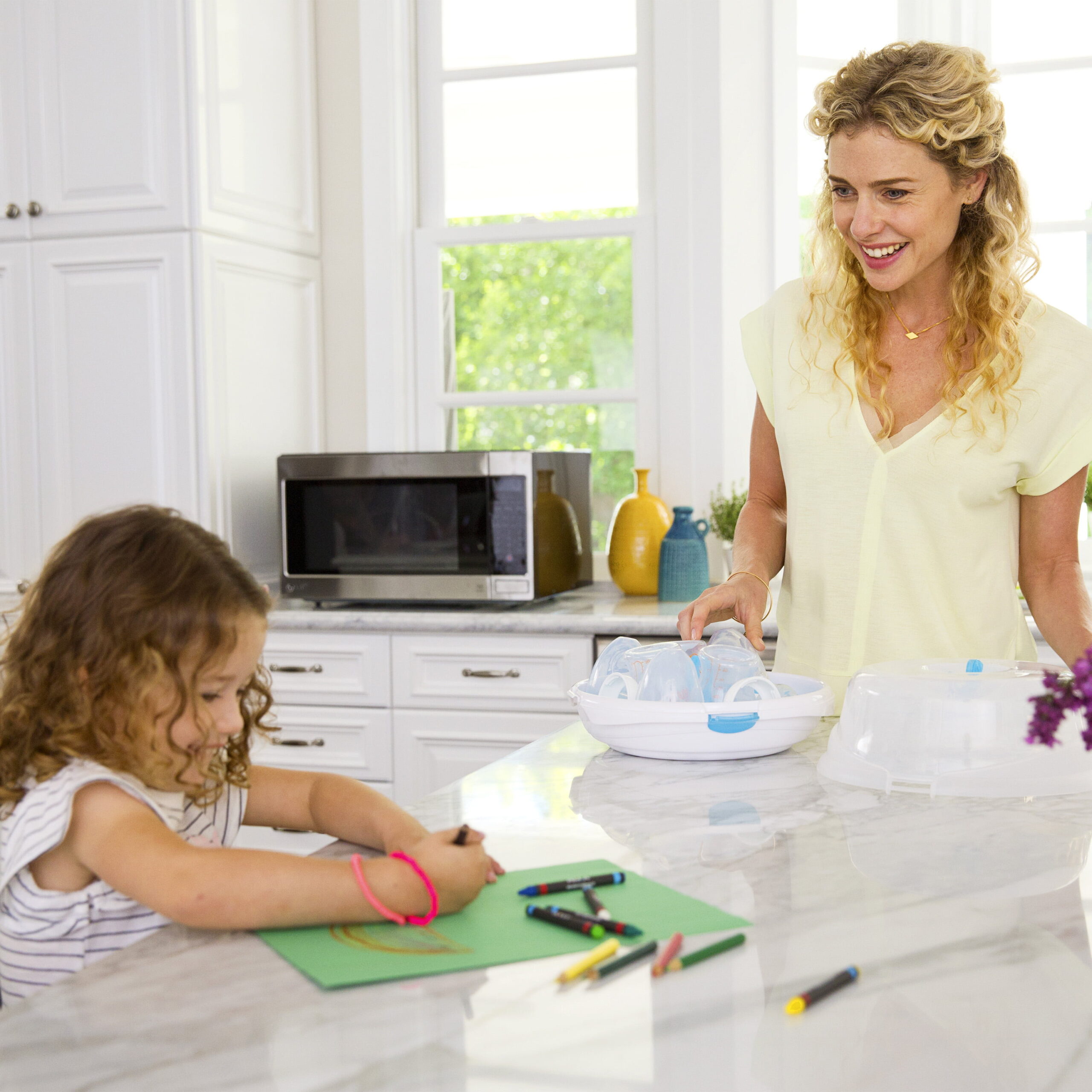 Munchkin Steam Guard Microwave Bottle Sterilizer. Includes Heat-Resistant HandlesWhite