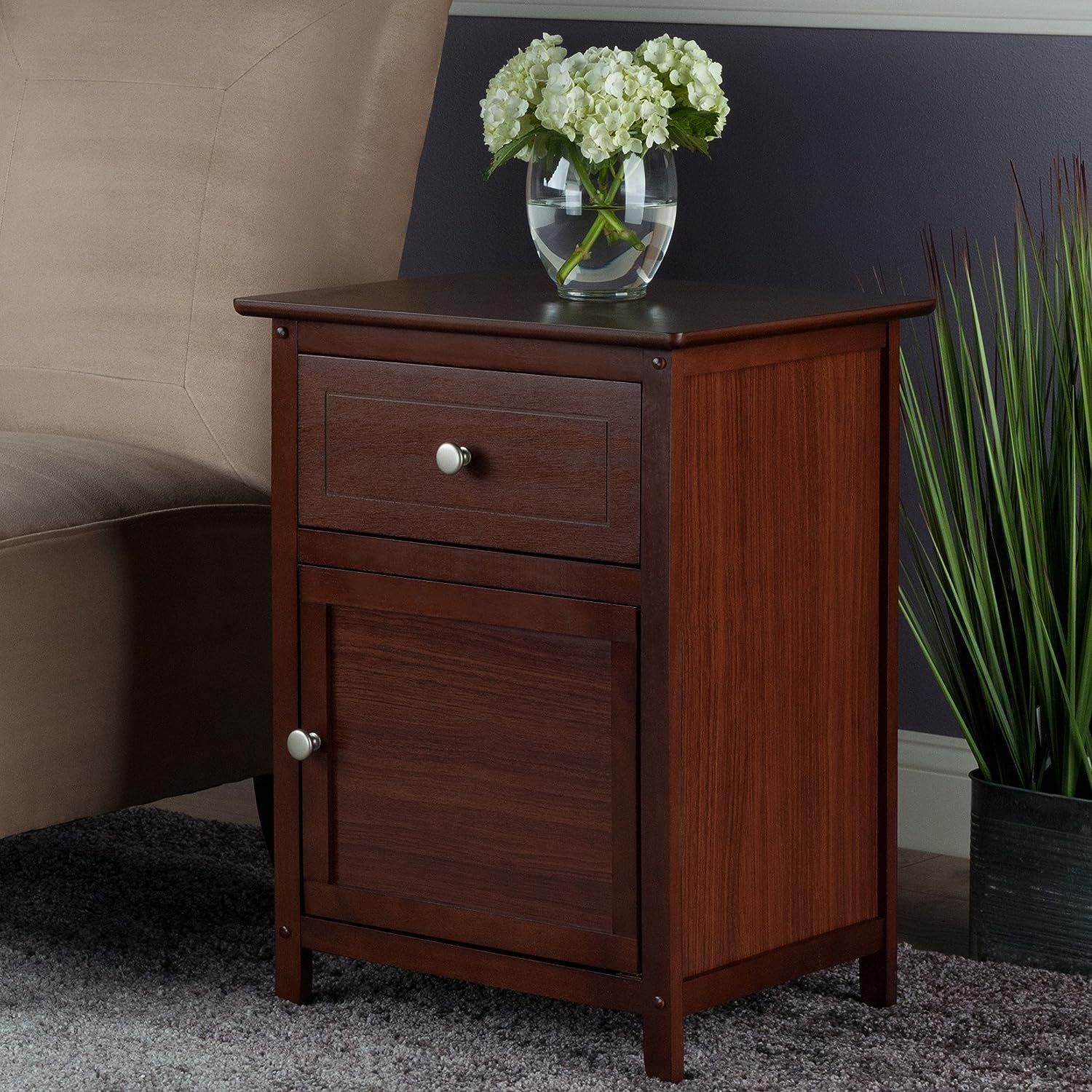 Winsome Wood Eugene Accent Table. Walnut