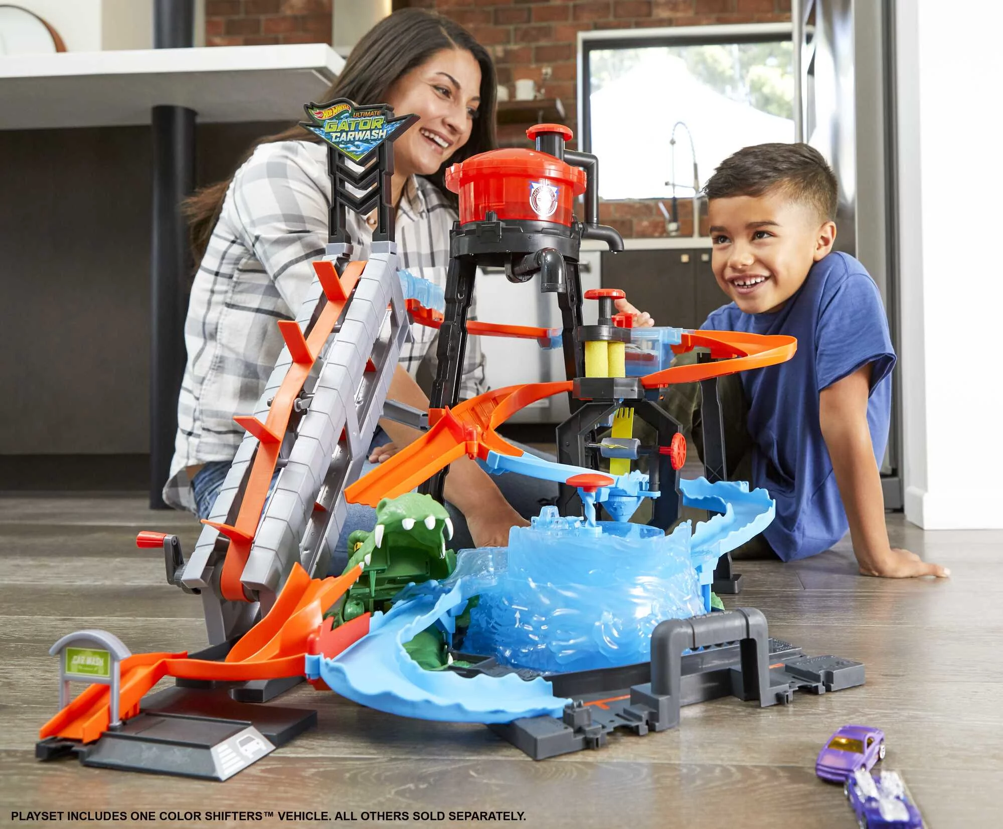 Hot Wheels Ultimate Gator Car Wash Play Set with Color Shifters Car