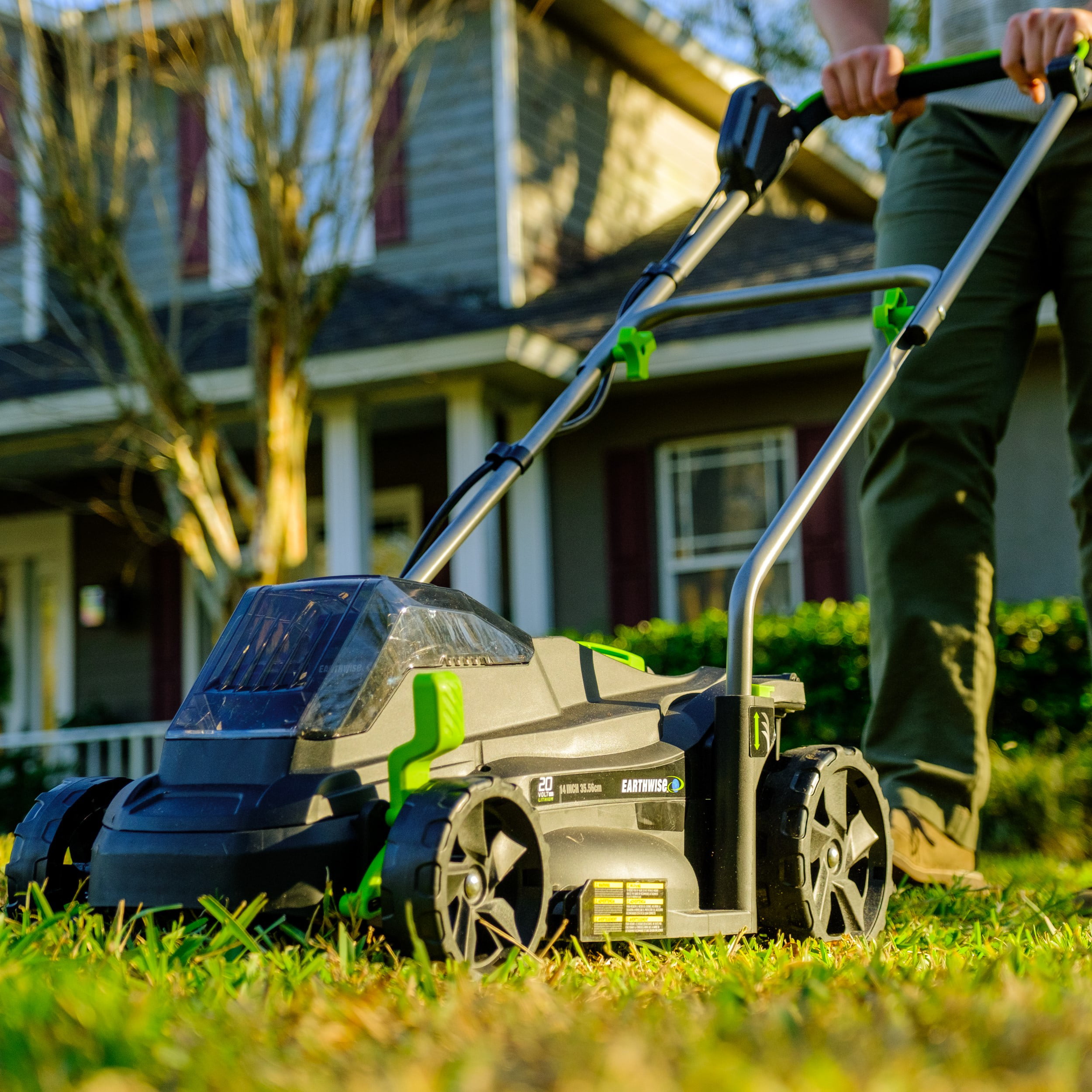 Earthwise 62014 20-Volt 14-Inch Cordless Electric Mower. 4.0Ah Battery & Fast Charger Included