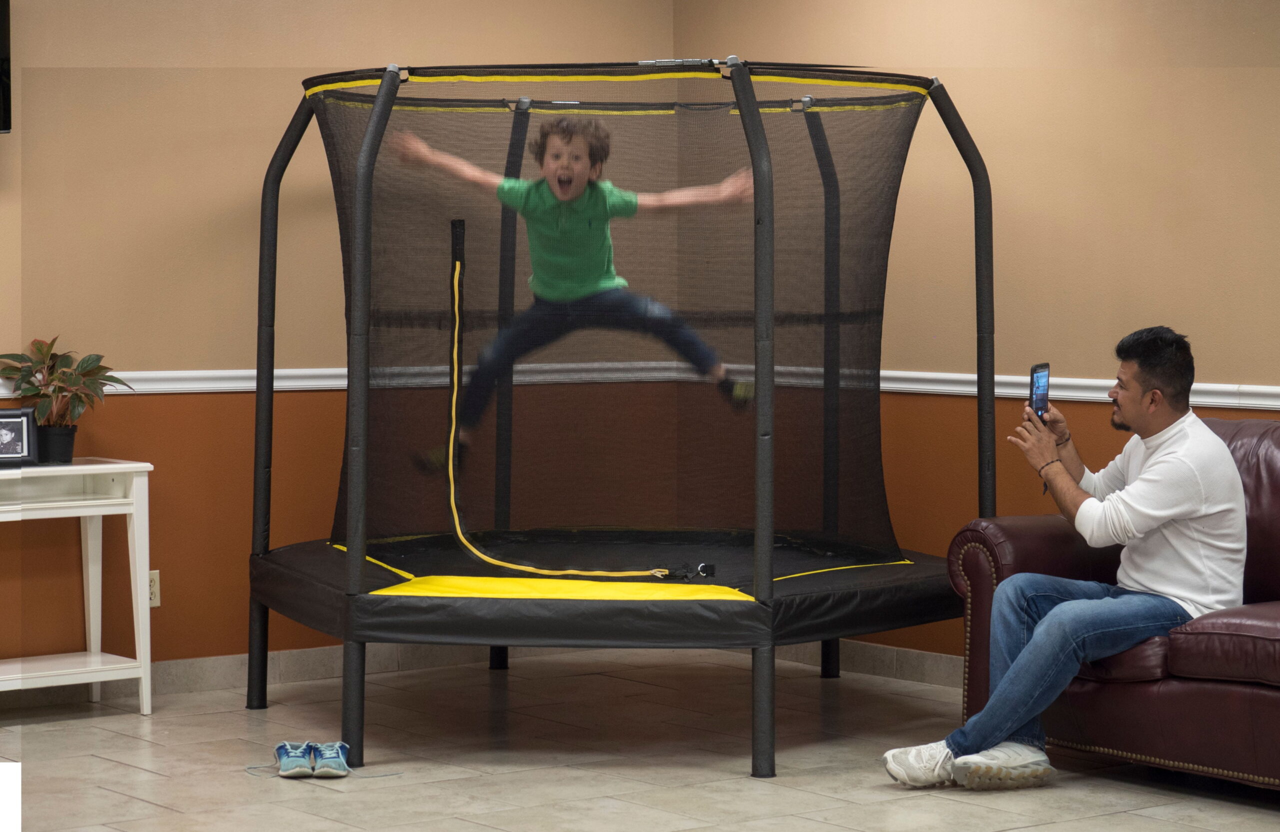 JumpKing 7.5-Foot Trampoline. with Enclosure. Black/Yellow
