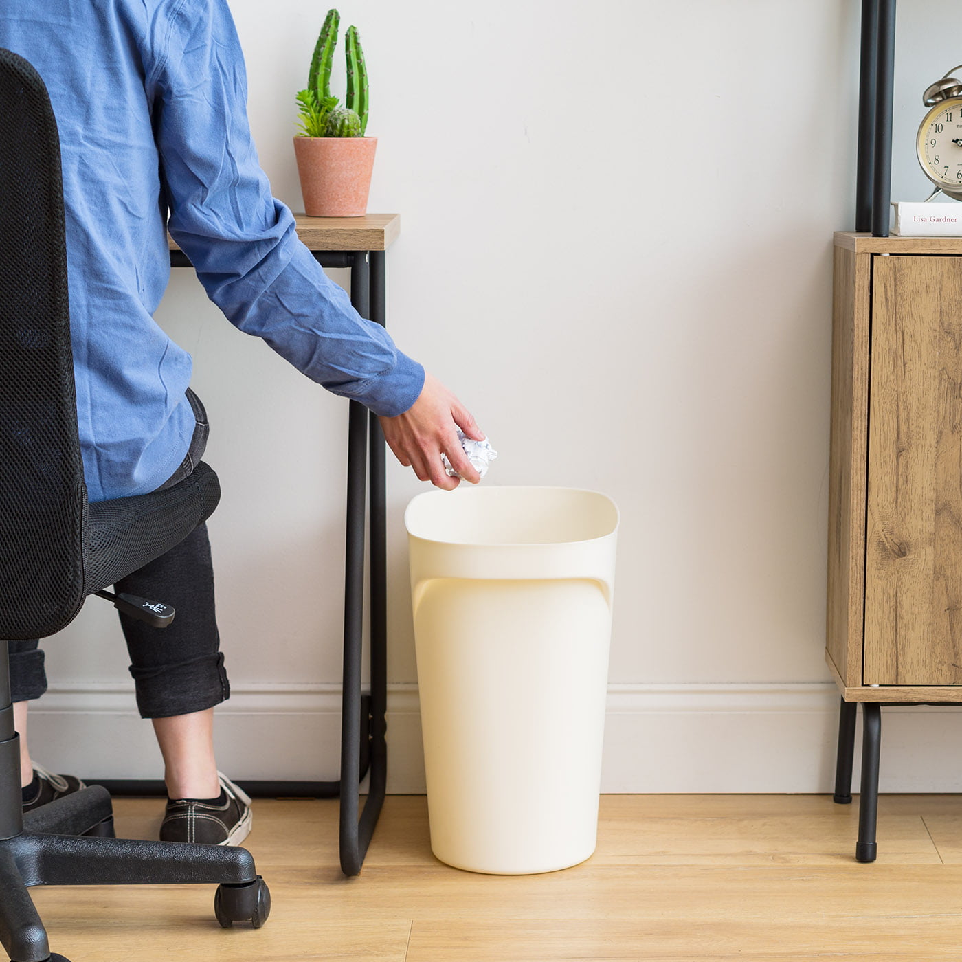 IRIS USA Plastic Trash-Can Wastebasket for Bathroom-Kitchen-Bedroom. 6 Gallon. 3PC. White