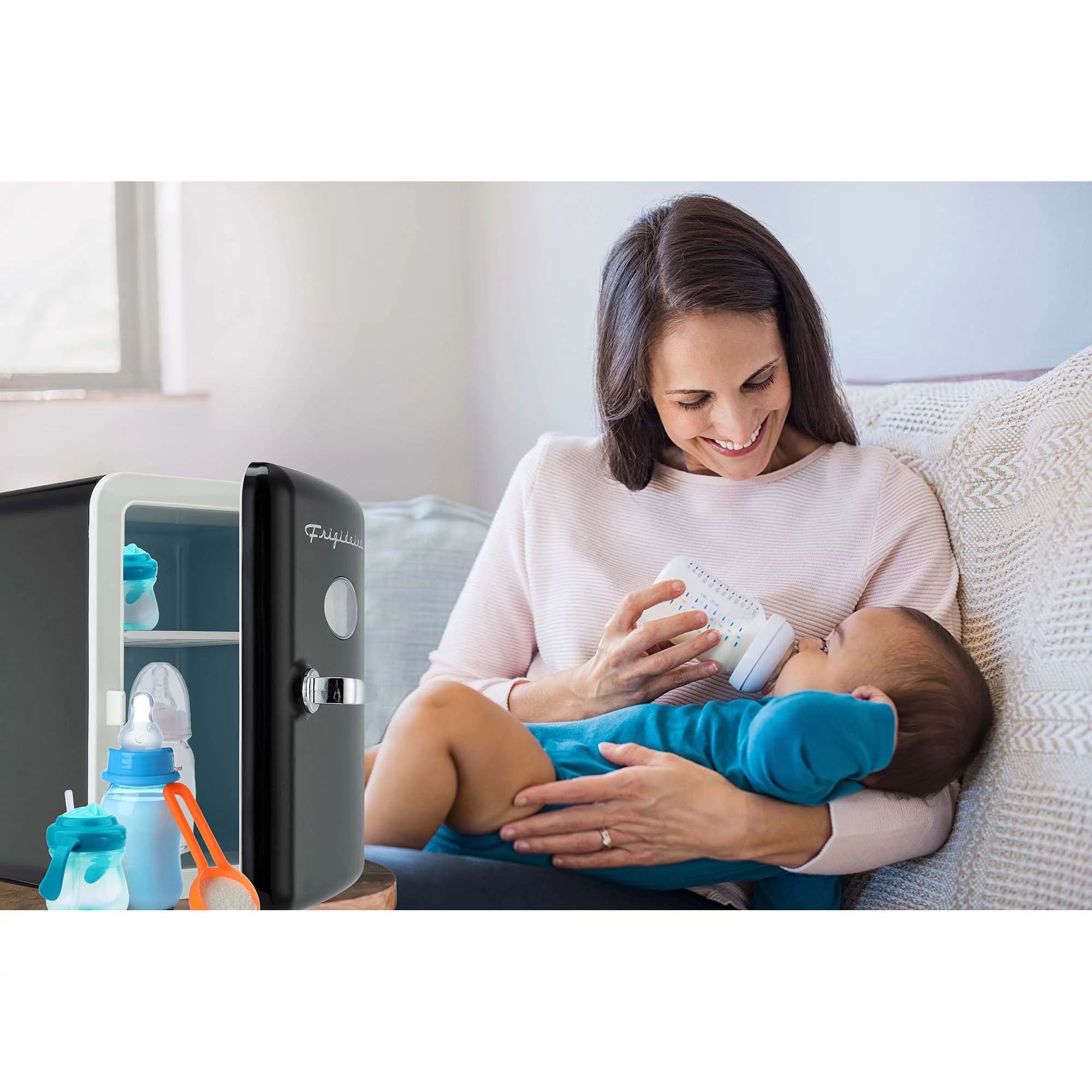 Frigidaire Retro 6-Can Mini Cooler. Black. EFMIS175