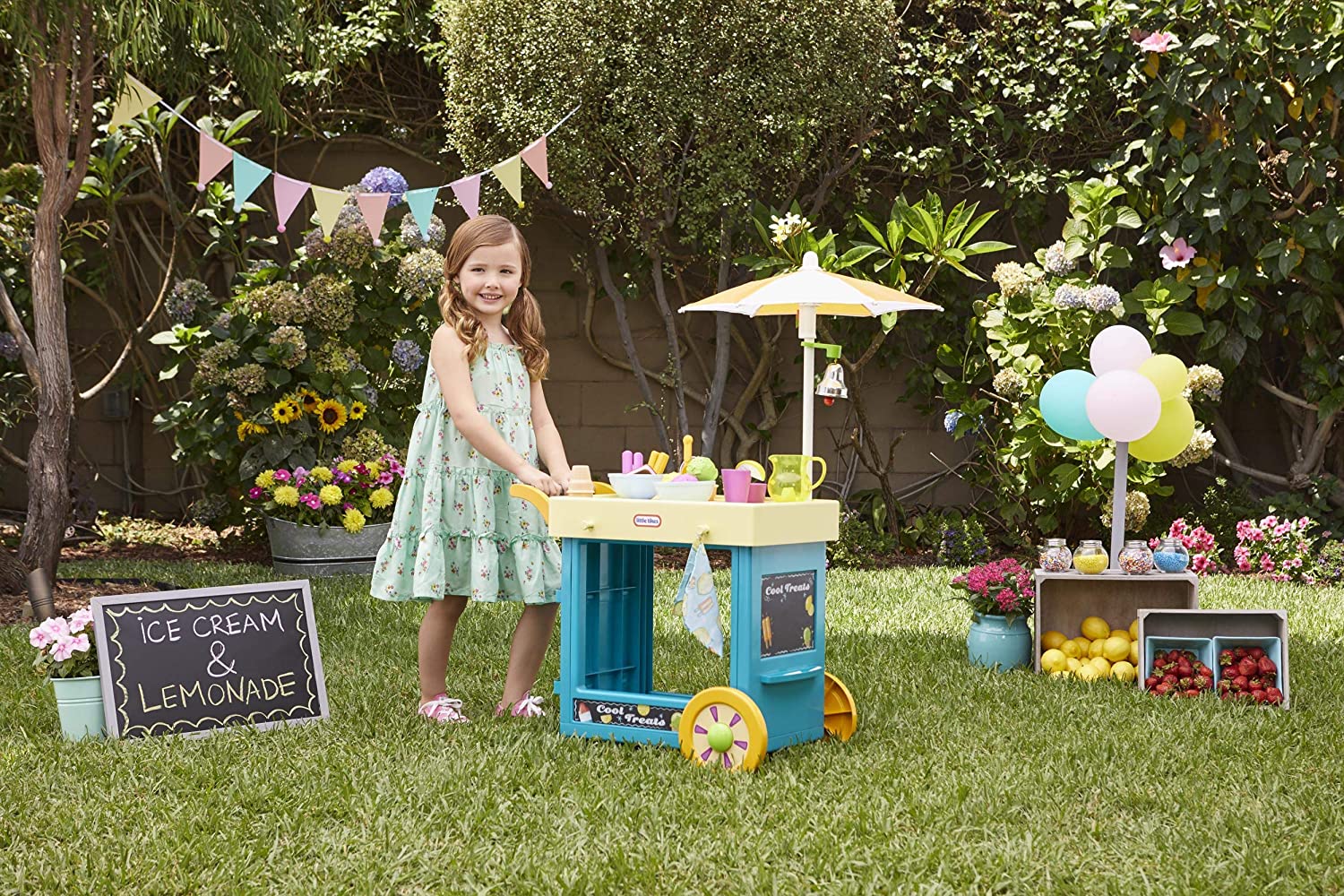 Little Tikes 2-in-1 Lemonade and Ice Cream Stand with 25 Accessories and Chalkboard For Kids Ages 2 plus