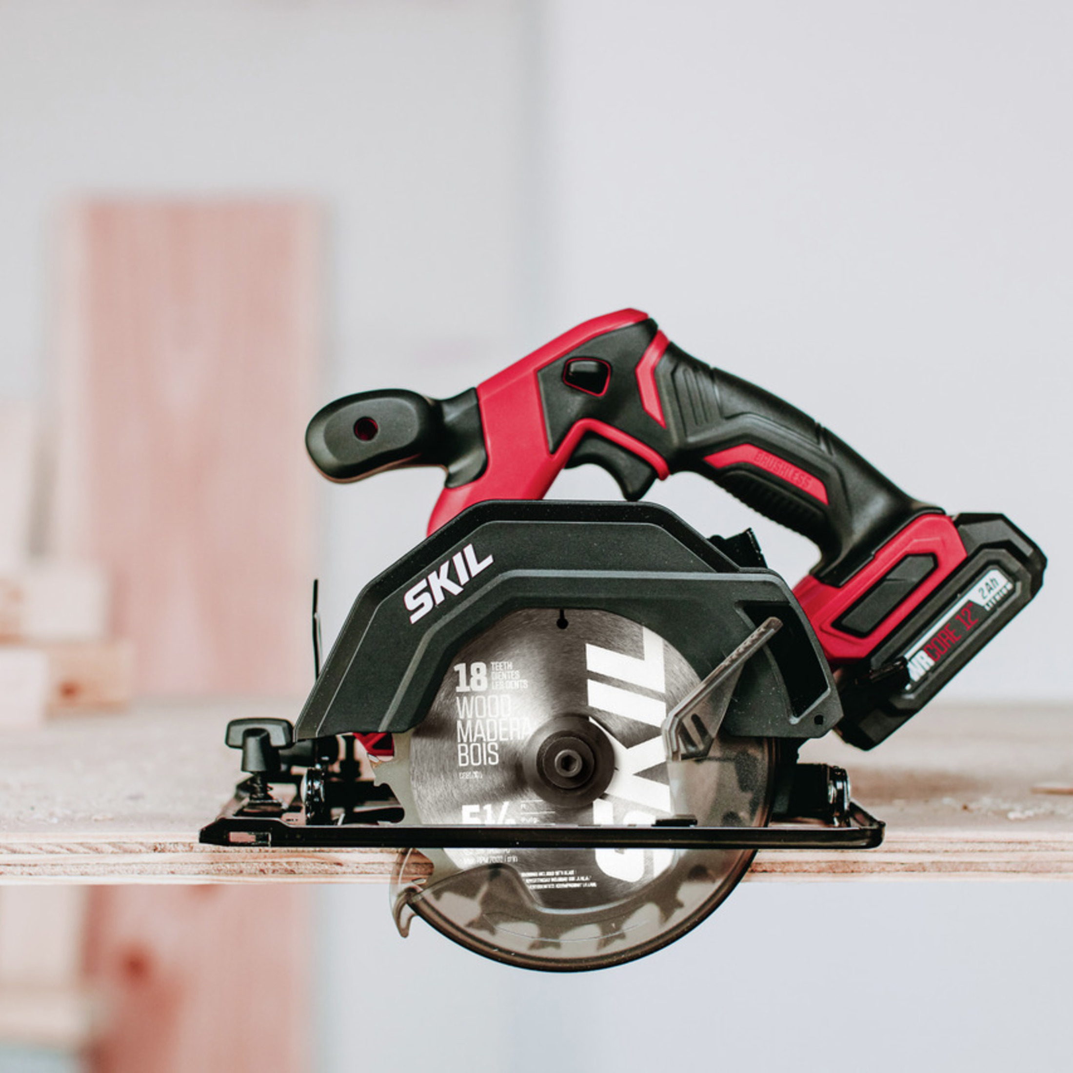 SKIL PWR CORE 12™ Brushless 12-Volt 5-1/2 In. Circular Saw Kit with 4.0 Ah Battery and PWR JUMP™ Charger. CR541802