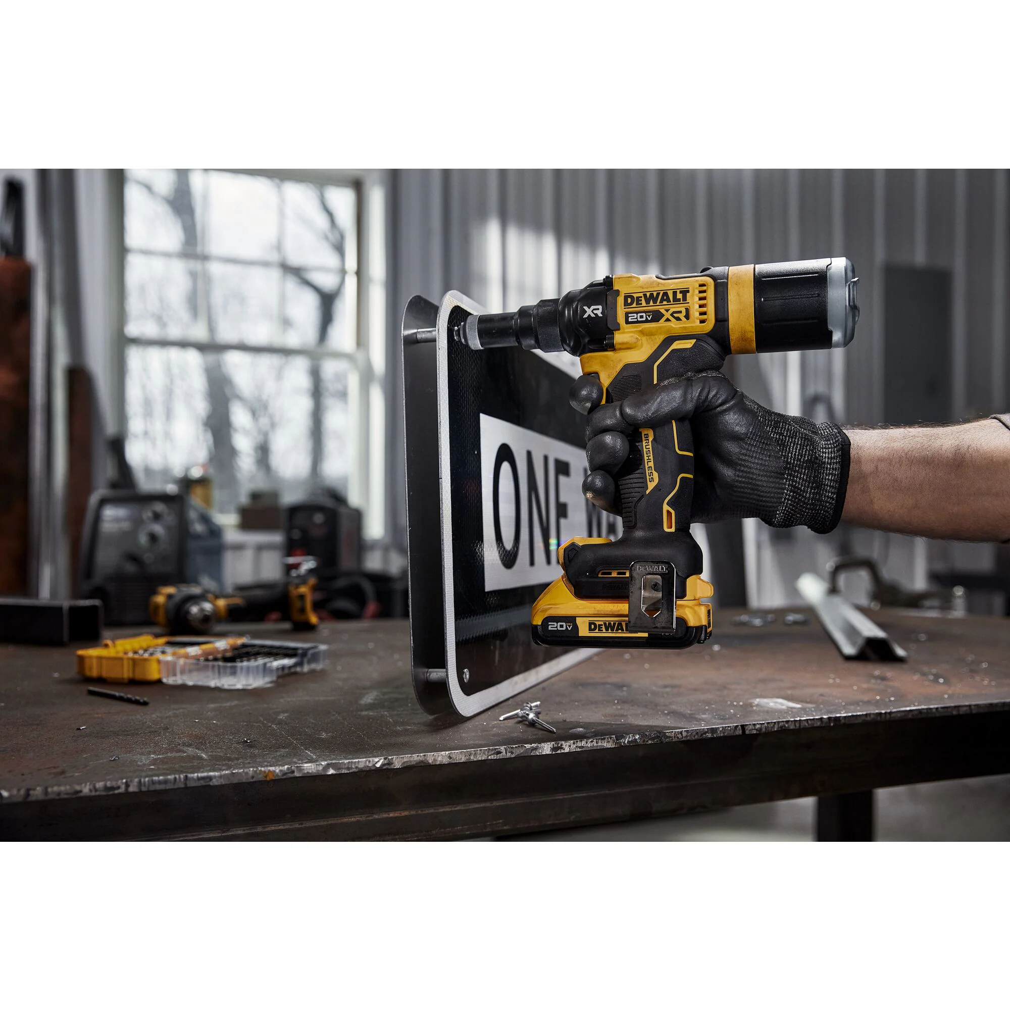 DEWALT 20V 3/16-In Rivet Tool 2.0AH