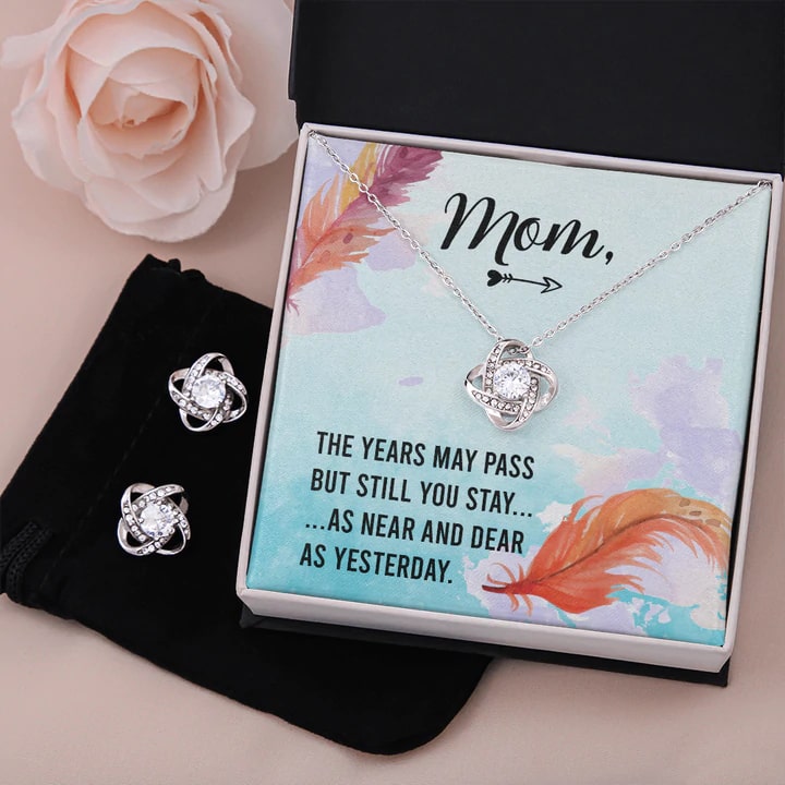 White necklaces. Gift for Mother's Day. necklaces for Women. Gift box Valentine. Mom. Girlfriend