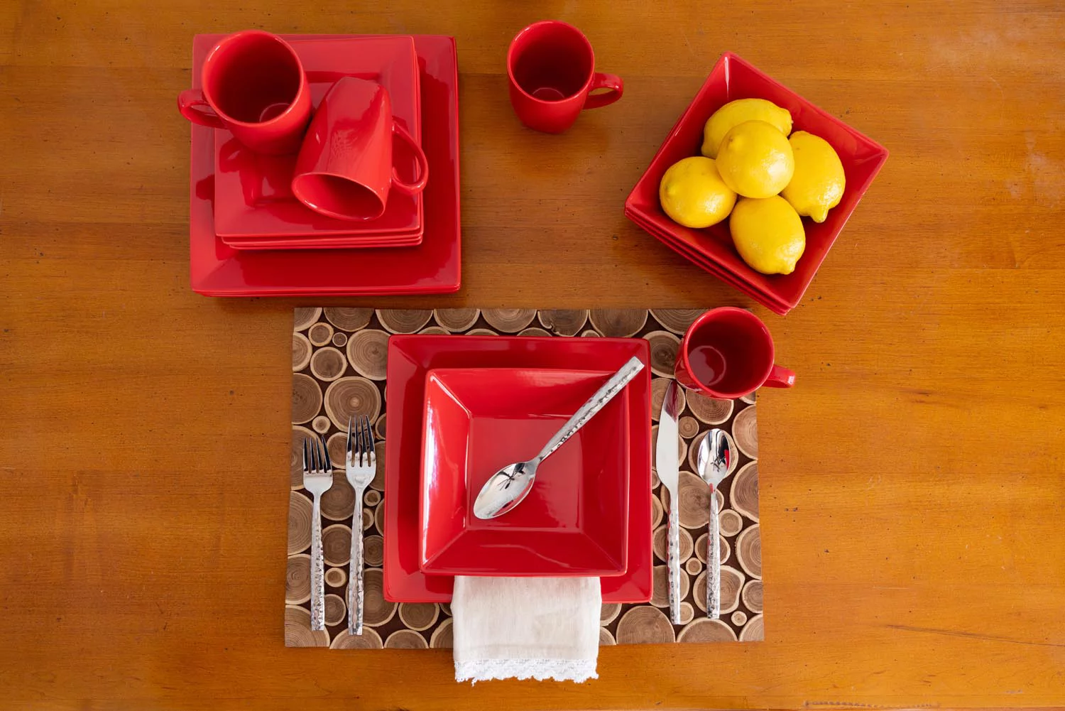 10 Strawberry Street Nova Square 16-Piece Stoneware Dinnerware Set. Red