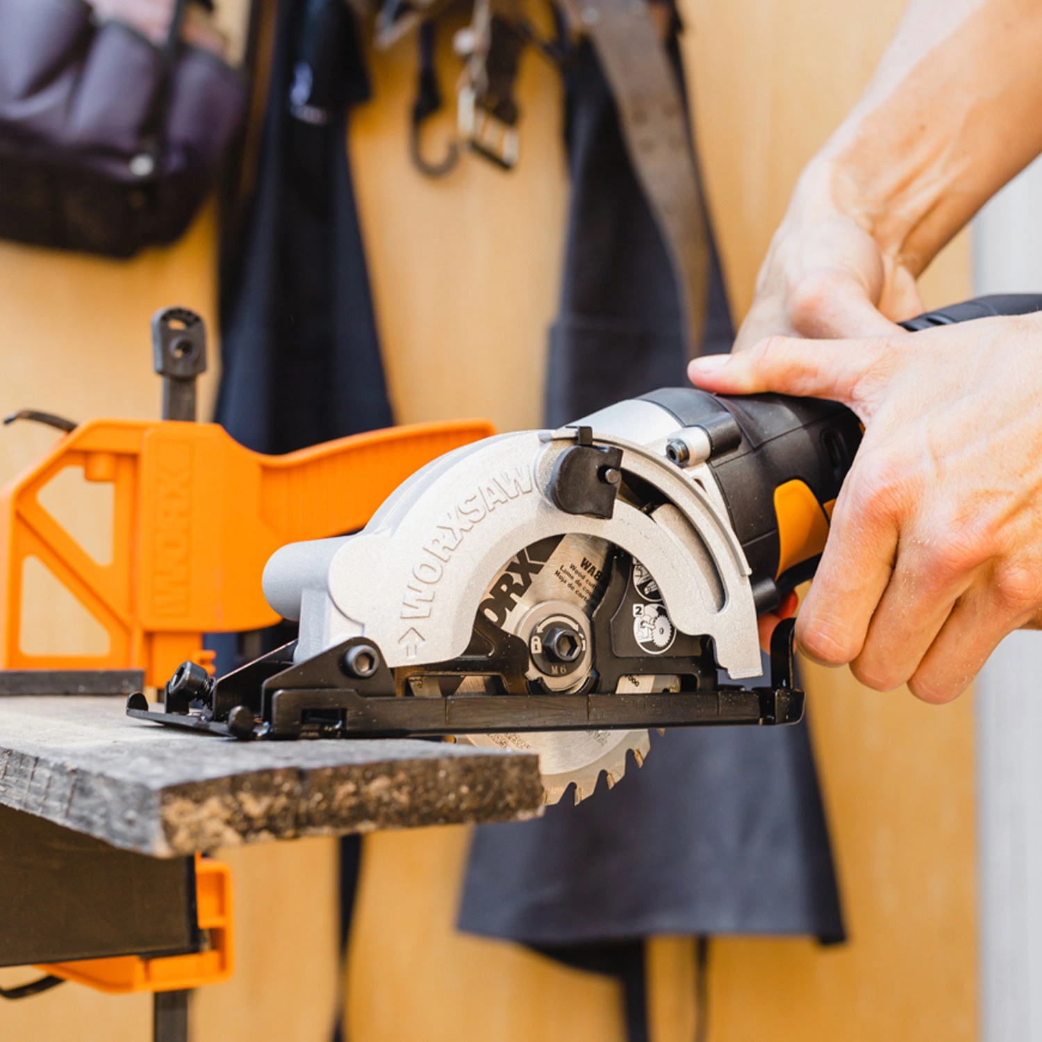 Worx 20V 3-3/8″ Power Share Cordless Plunge Circular Saw - Worxsaw