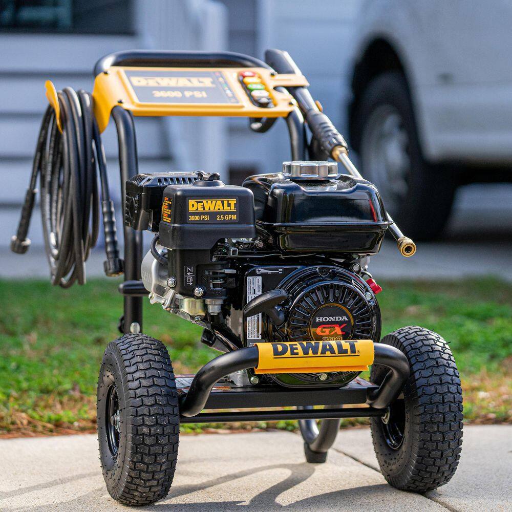 DEWALT DXPW61299S DEWALT 3600 PSI 2.5 GPM Gas Cold Water Professional Pressure Washer with HONDA GX200 Engine
