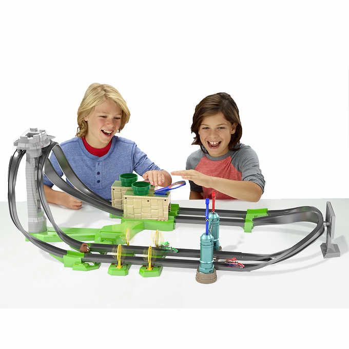 Hot Wheels Mario Kart Circuit Track Set with 1:64 Scale DIE-CAST Kart Replica Ages 3 and Above