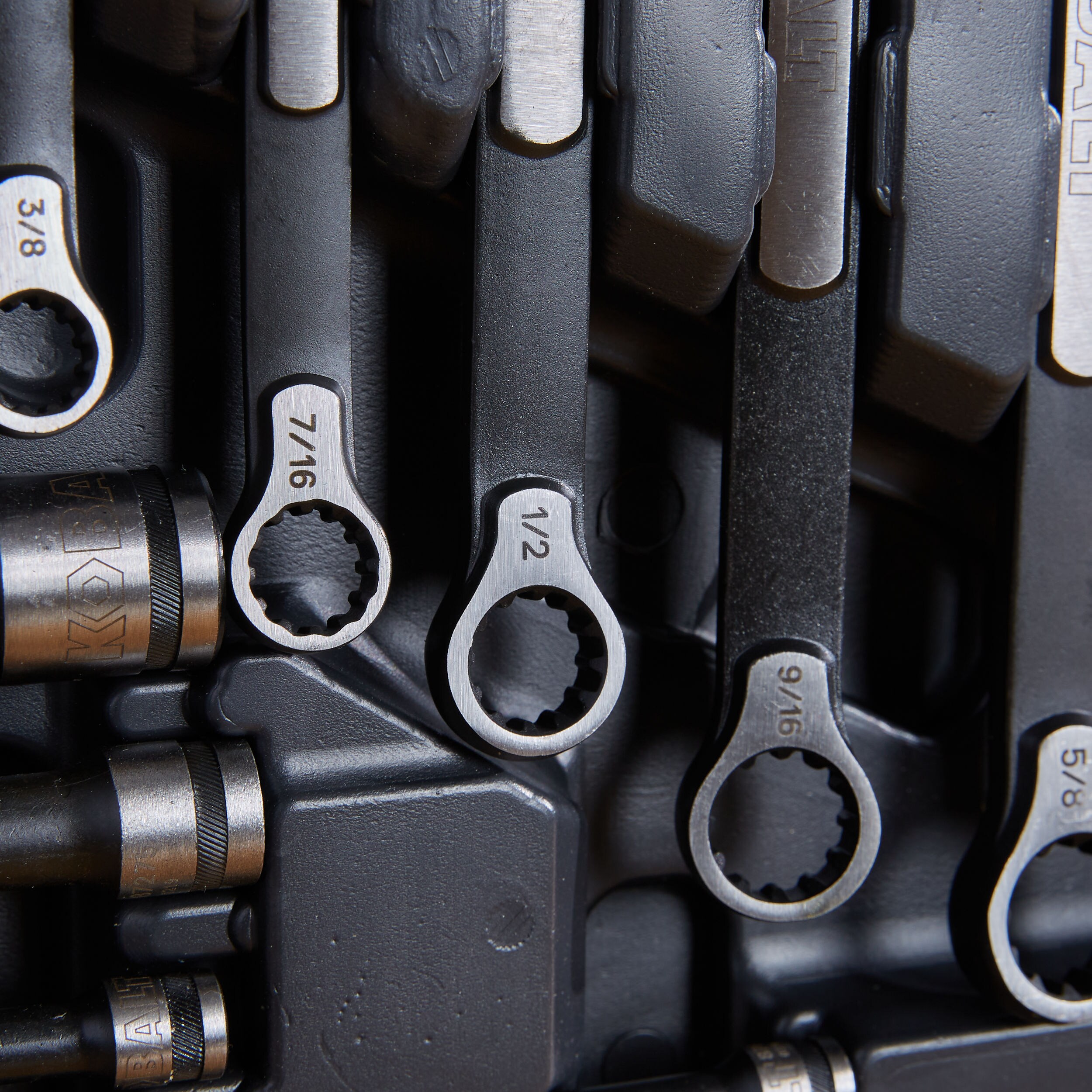 Kobalt Universal 200-Piece Standard (SAE) and Metric Combination Black Oxide Mechanics Tool Set with Hard Case