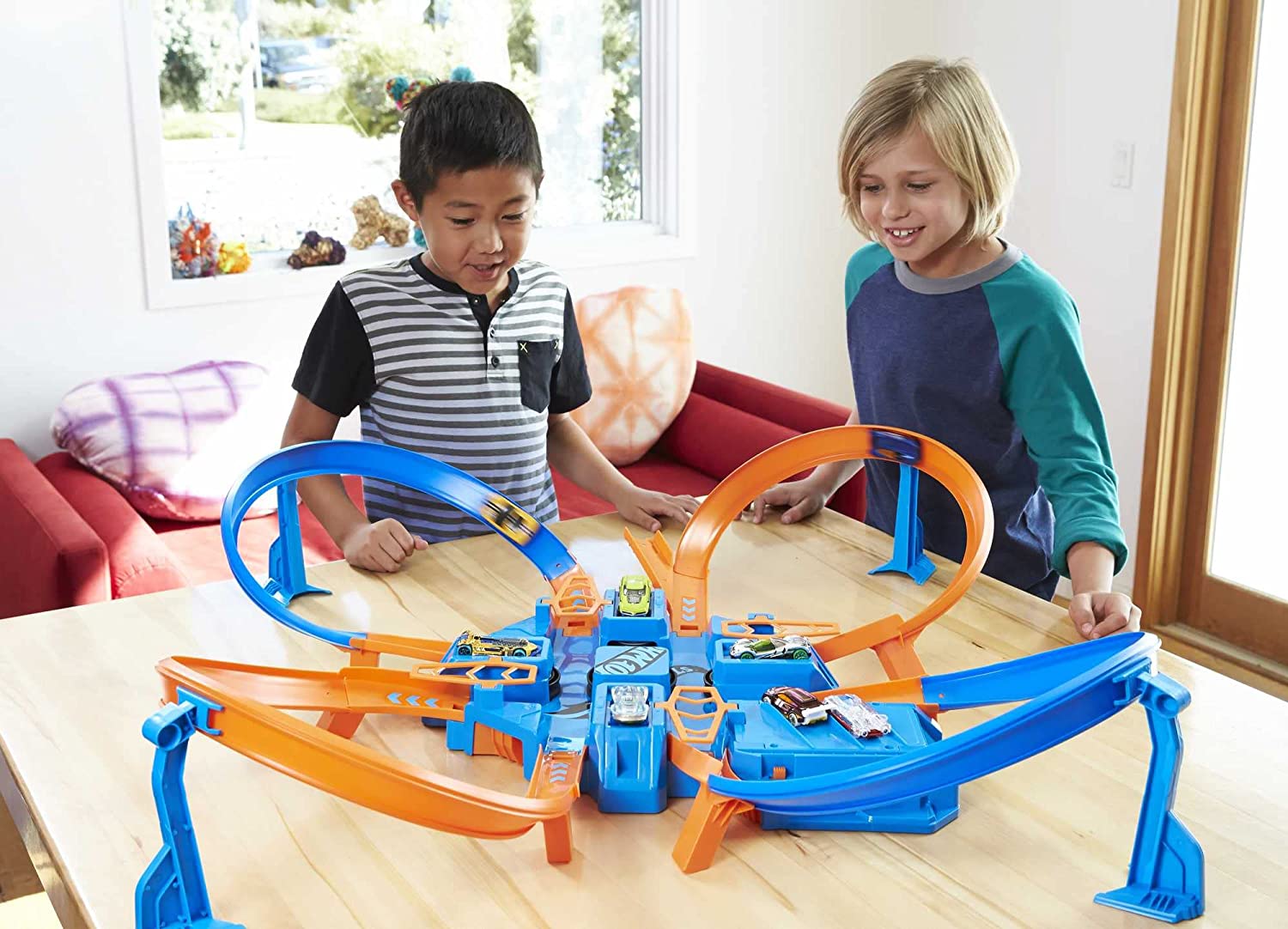 Ultimate Hot Wheels Crashing Action with the Criss Cross Crash Track Set!