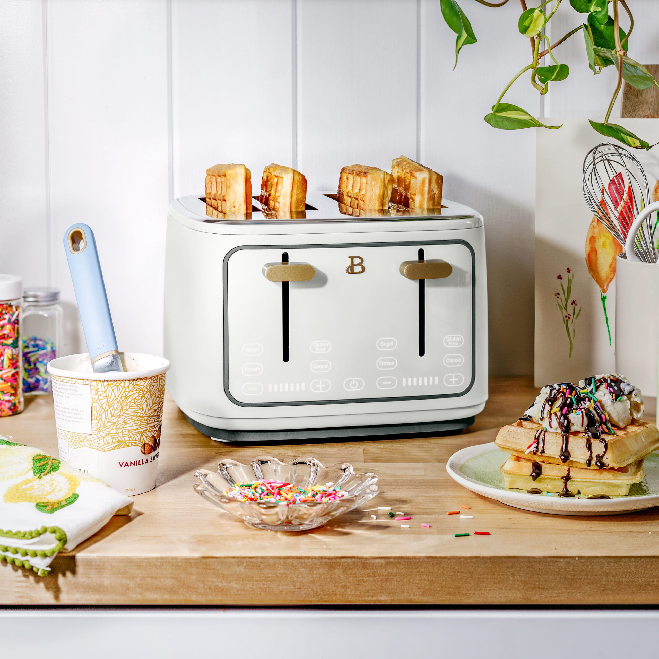 Beautiful 4 Slice Toaster. White Icing by Drew Barrymore