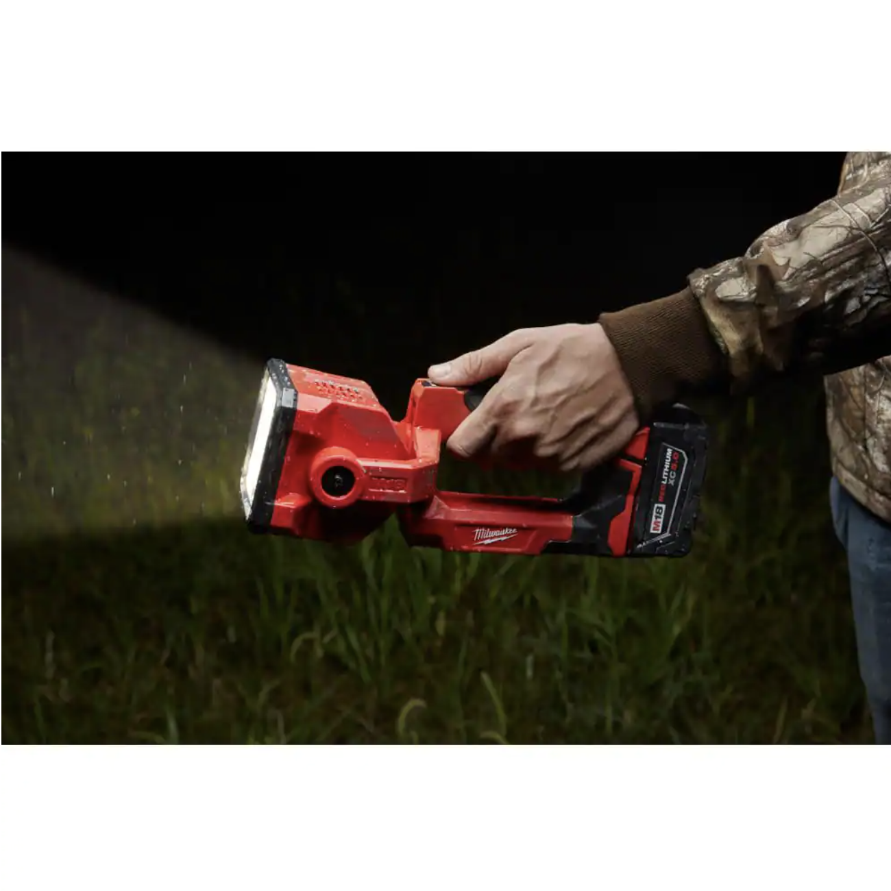 Milwaukee M18 18-Volt 1250 Lumens Lithium-Ion Cordless Search Light. Tool-Only (2354-20)