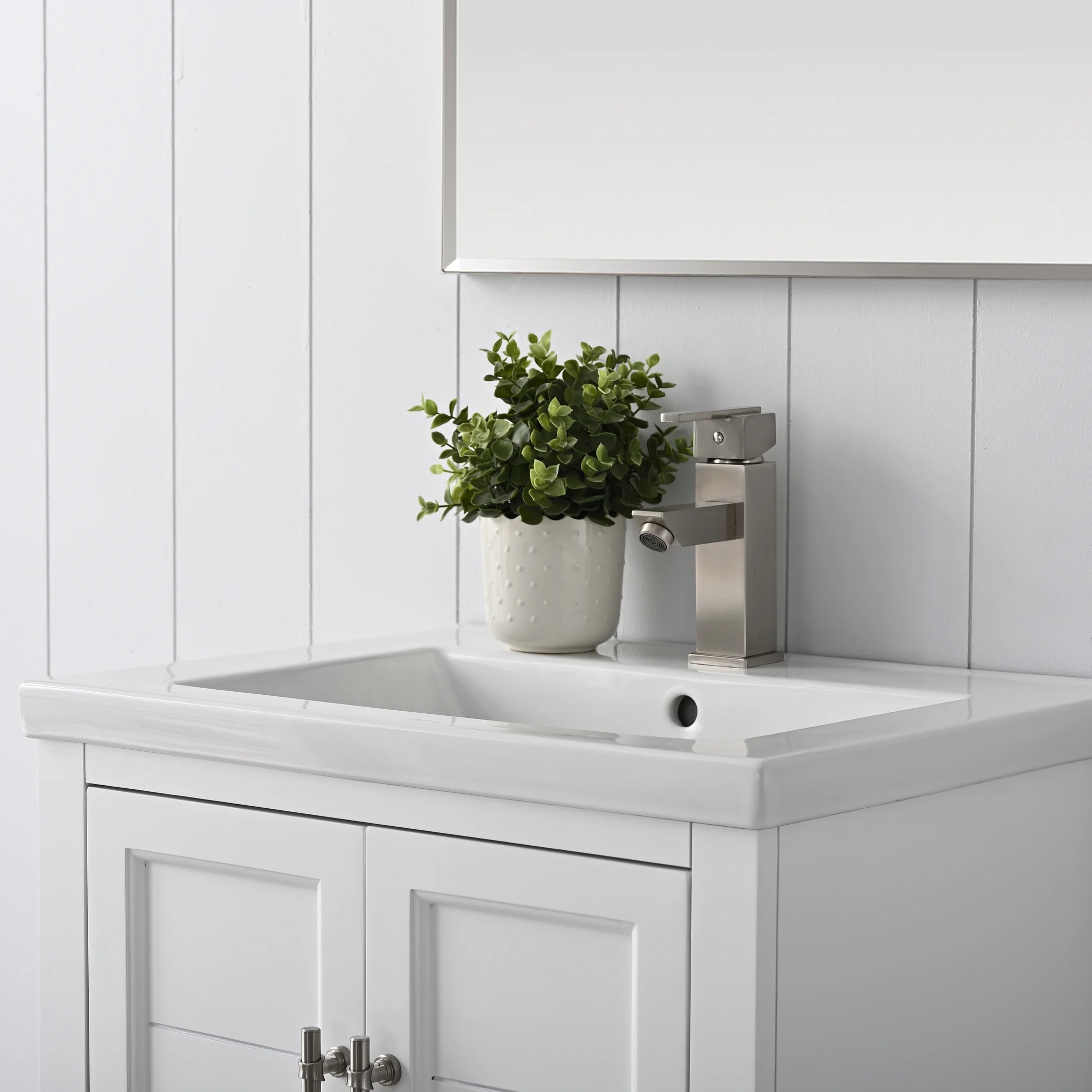 Lark Manor Strongsville 24.18” Free-standing Single Bathroom Vanity. White