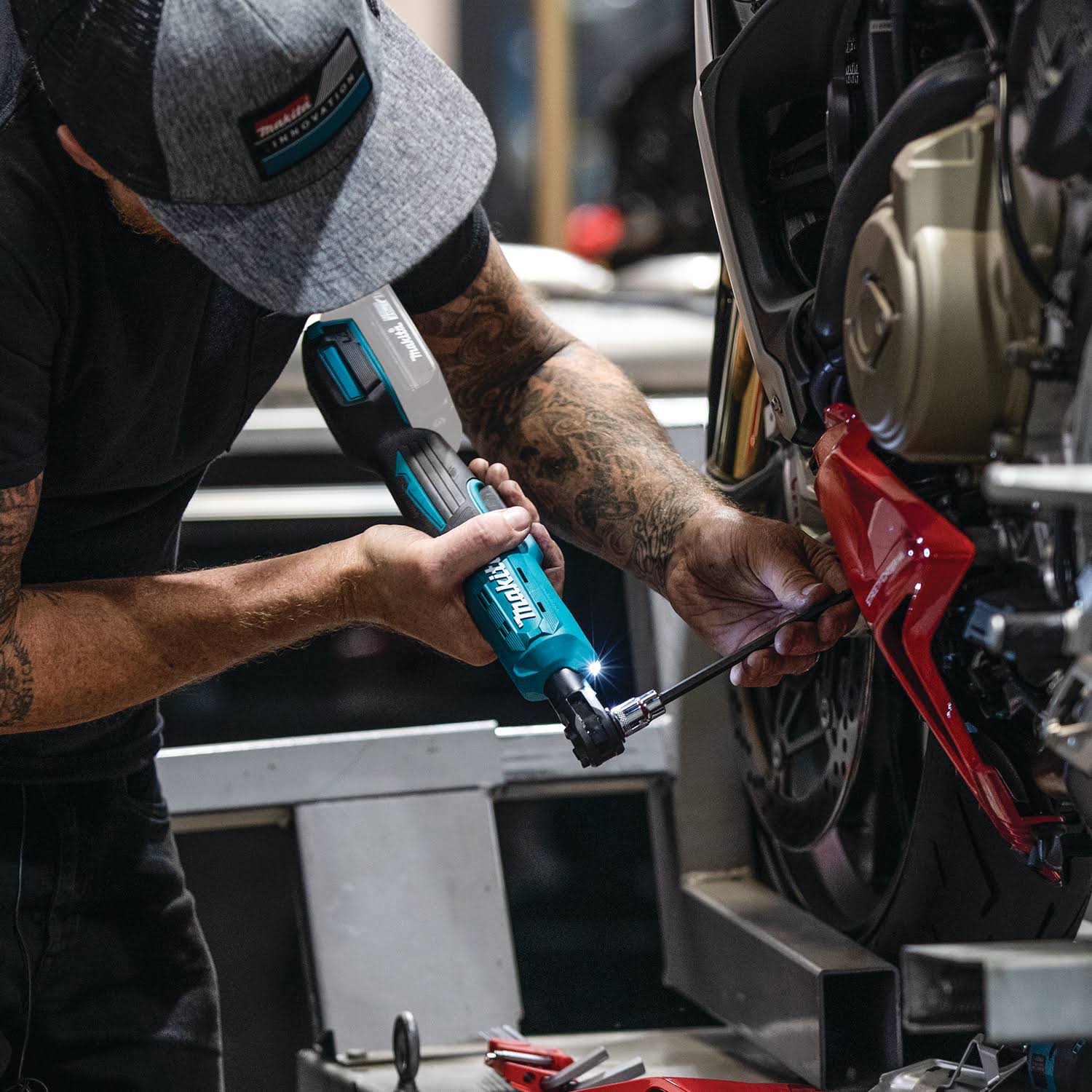 Makita XRW01Z 18V LXT Lithium-Ion Cordless 3/8 inch / 1/4 inch Sq. Drive Ratchet, Tool Only