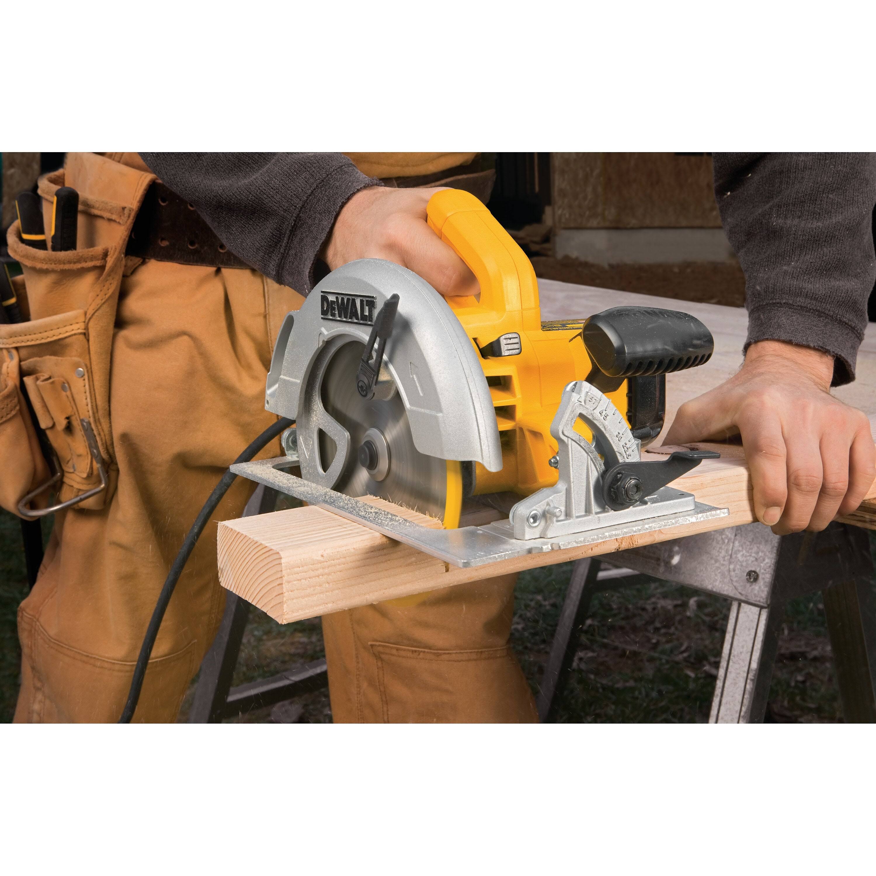 DeWalt DWE575 15-Amp Lightweight Circular Saw