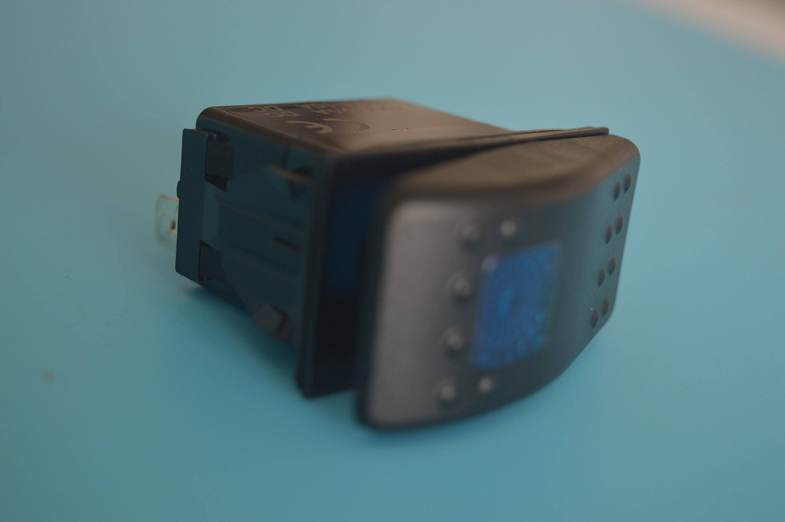 Amarine Made 12V 20 Amp Waterproof Blue LED On/Off Boat Marine SPST 3P Rocker Switch with Light