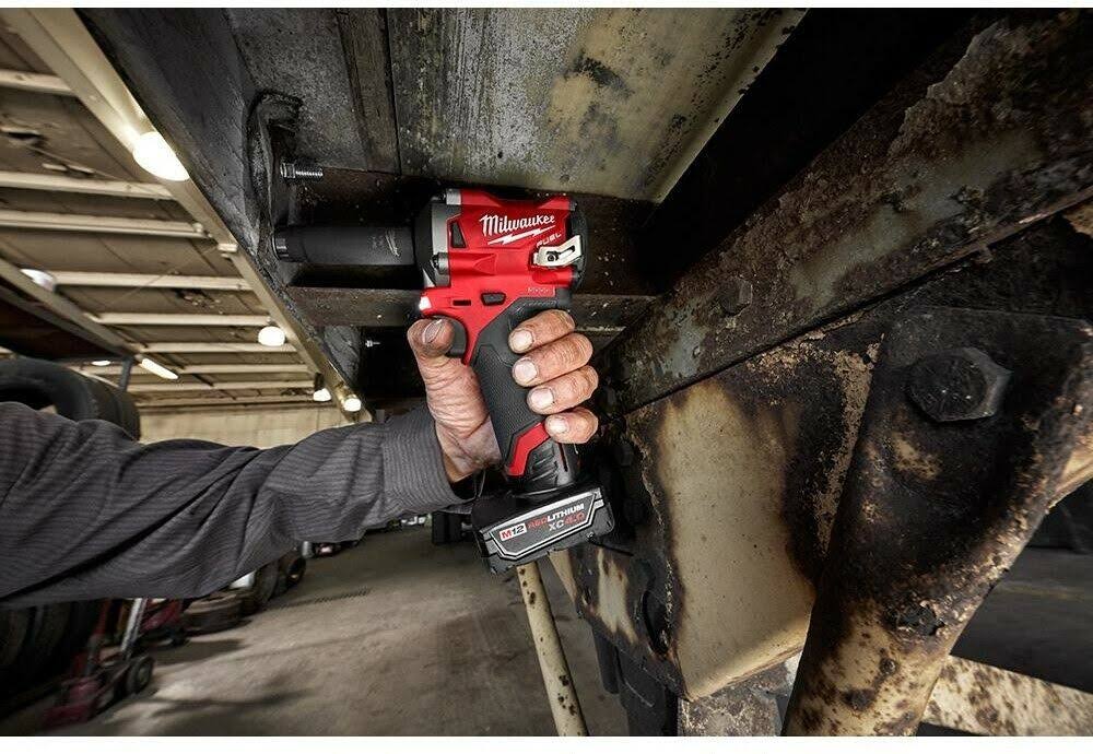 Milwaukee M12 Fuel 1/2 in. Stubby Impact Wrench Kit