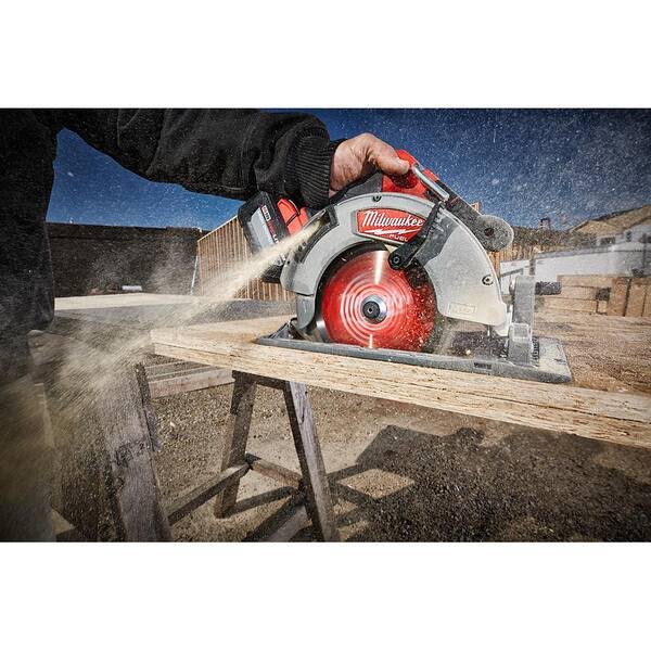 Milwaukee 2732-20-48-11-1880-48-11-1862 M18 Fuel 18V Lithium-Ion Brushless Cordless 7-1/4 in. Circular Saw w/(3) Batteries