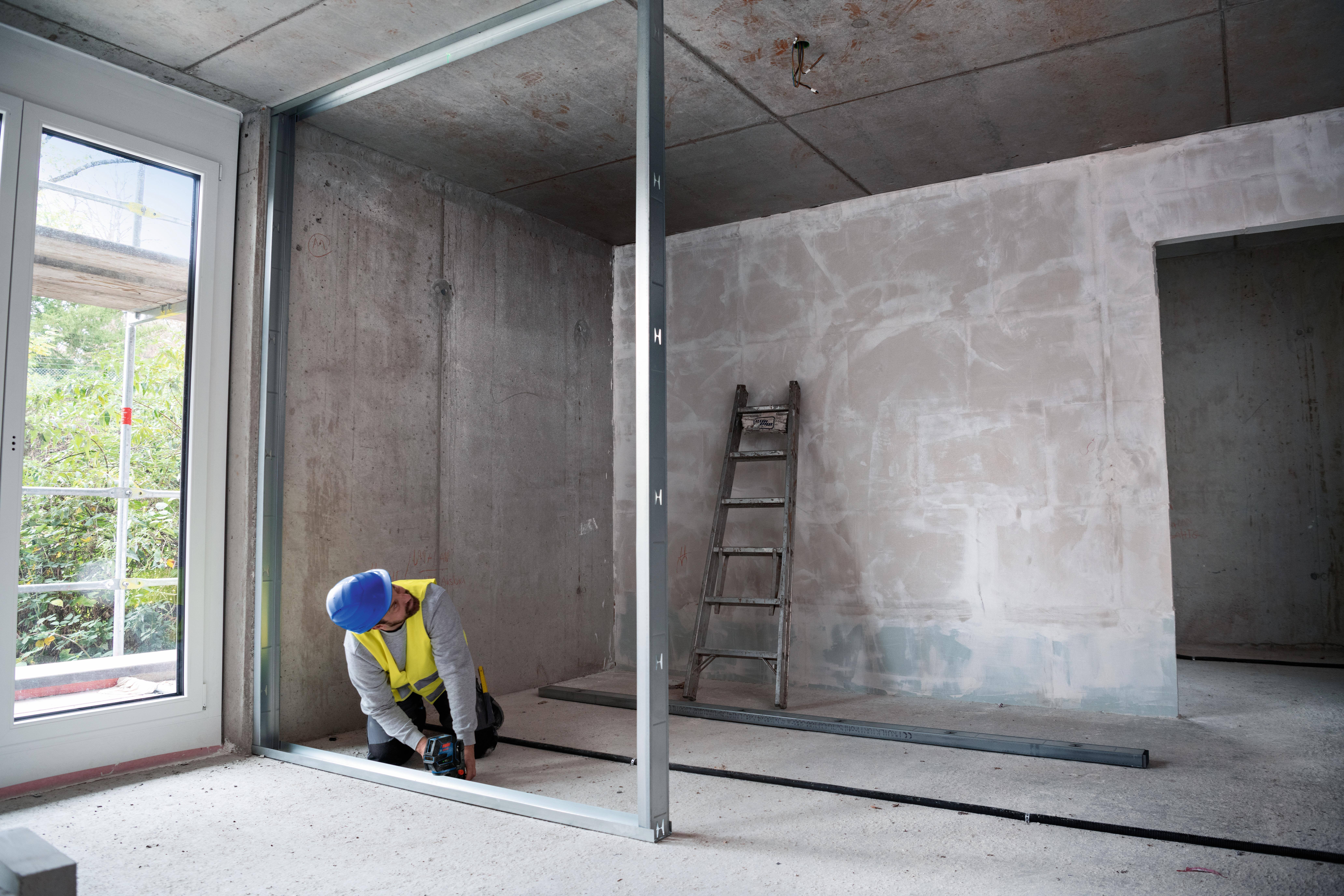 Bosch GCL100-40G Green Beam Self-Leveling Cross-Line Laser with Plumb Points